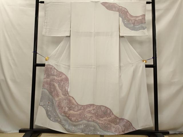 ■■■　サイズ　■■■ 身丈 156cm（肩から） 裄丈 61cm 袖丈 44cm　縫込み 5cm 袖幅 32cm 前幅 23cm 後幅 29cm 着物縫いこみ 内揚げ 6cm 裄 お袖側 約3cm　身頃側 約4cm ■■■　商品詳細　■■■ 【正絹】 状態は画像を添付しておりますので、そちらをご確認下さいますよう宜しくお願い致します。 大変上質な逸品になります。 お安く出品致しますので、是非この機会にいかがでしょうか？ ■■■　注意事項　■■■ ■モニター発色の具合により色合いが異なる場合がございます。 ■寸法は多少の誤差が生じる場合がございますのでご了承ください。 ■縫込みの長さが左右非対称の場合は短い部分を記載しております。 左右非対称であってもご返品・お値引き等の保証は出来かねますので、ご了承の上ご購入をお願い致します。 ■シミ等のチェックには注意を払っておりますが、見落としがある場合もございますし、個人の見解も様々ですので神経質な方のご購入はお控えください。 ■箪笥に入っておりました着物や帯なので畳みシワや匂いがあるものもございます。 ■お休みは基本的に土日祝となりますが、その他臨時でお休みする場合がございますのでご了承ください。 ■商品の発送は平日のみの発送となります。 ■夜間と土曜、日曜日はお問い合わせの回答が遅れる場合がございます。 ■当店では、お直し、紋入れ、お手入れ等は承っておりません。 ■生地の状態（ヤケ、経年劣化等）によってはサイズ直しが出来ない場合がございます。 その点もどうかご了承のうえ、ご購入をお願いいたします。 ■弊社で取り扱う商品は一点ものにつき、時期や在庫状況に応じて金額が変更となる場合がございます。 ■検針は行っておりません。予めご了承いただきますようお願いいたします。 ■【洗える着物】と記載のある商品におきましては、商品お届け後に洗濯を行ってしまってからのご返品にはご対応しかねます。 念の為、専門店でのお手入れをお願いいたします。 ■写真に写っている物が全てになります。それ以外の付属品はございませんのでご了承ください。 ■状態に関する写真につきましては、掲載可能な写真枚数に限りがあるため、各箇所につき1枚参考画像を掲載しております。 ■着物のサイズ目安は下記を参考ください↓ ＜女性着物＞　お端折り次第で＋5cm　－1cmが着用可能サイズ 　例）身丈170cmの場合、身長160cm～175cm ＜男性着物＞　身丈＋約25cm～27cm程が適応身長 　例）身丈155cmの場合、身長180～182cm