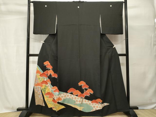 ■■■　サイズ　■■■ 身丈 162cm（肩から） 裄丈 66cm 袖丈 49cm　縫込み 8cm 袖幅 33cm 前幅 24cm 後幅 31cm 着物縫いこみ 内揚げ 0cm 裄 お袖側 約3cm　身頃側 約3cm ■■■　商品詳細　■■■ 【正絹・五つ紋・比翼仕立て】 状態は画像を添付しておりますので、そちらをご確認下さいますよう宜しくお願い致します。 大変上質な逸品になります。 お安く出品致しますので、是非この機会にいかがでしょうか？ ■■■　注意事項　■■■ ■モニター発色の具合により色合いが異なる場合がございます。 ■寸法は多少の誤差が生じる場合がございますのでご了承ください。 ■縫込みの長さが左右非対称の場合は短い部分を記載しております。 左右非対称であってもご返品・お値引き等の保証は出来かねますので、ご了承の上ご購入をお願い致します。 ■シミ等のチェックには注意を払っておりますが、見落としがある場合もございますし、個人の見解も様々ですので神経質な方のご購入はお控えください。 ■箪笥に入っておりました着物や帯なので畳みシワや匂いがあるものもございます。 ■お休みは基本的に土日祝となりますが、その他臨時でお休みする場合がございますのでご了承ください。 ■商品の発送は平日のみの発送となります。 ■夜間と土曜、日曜日はお問い合わせの回答が遅れる場合がございます。 ■当店では、お直し、紋入れ、お手入れ等は承っておりません。 ■生地の状態（ヤケ、経年劣化等）によってはサイズ直しが出来ない場合がございます。 その点もどうかご了承のうえ、ご購入をお願いいたします。 ■弊社で取り扱う商品は一点ものにつき、時期や在庫状況に応じて金額が変更となる場合がございます。 ■検針は行っておりません。予めご了承いただきますようお願いいたします。 ■【洗える着物】と記載のある商品におきましては、商品お届け後に洗濯を行ってしまってからのご返品にはご対応しかねます。 念の為、専門店でのお手入れをお願いいたします。 ■写真に写っている物が全てになります。それ以外の付属品はございませんのでご了承ください。 ■状態に関する写真につきましては、掲載可能な写真枚数に限りがあるため、各箇所につき1枚参考画像を掲載しております。 ■着物のサイズ目安は下記を参考ください↓ ＜女性着物＞　お端折り次第で＋5cm　－1cmが着用可能サイズ 　例）身丈170cmの場合、身長160cm～175cm ＜男性着物＞　身丈＋約25cm～27cm程が適応身長 　例）身丈155cmの場合、身長180～182cm
