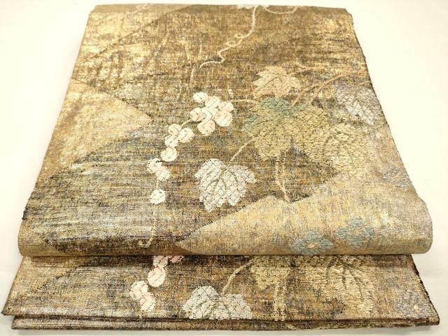 ■■■　サイズ　■■■ 長さ 432cm 幅 31cm程 ■■■　商品詳細　■■■ 【正絹】 状態は締めてはおりますが 特に目立ったシミ汚れなどもなく大変良い状態です。 大変上質な逸品になります。 お安く出品致しますので、是非この機会にいかがでしょうか？※2種類の太鼓を作ることができます。 ■■■　注意事項　■■■ ■モニター発色の具合により色合いが異なる場合がございます。 ■寸法は多少の誤差が生じる場合がございますのでご了承ください。 ■縫込みの長さが左右非対称の場合は短い部分を記載しております。 左右非対称であってもご返品・お値引き等の保証は出来かねますので、ご了承の上ご購入をお願い致します。 ■シミ等のチェックには注意を払っておりますが、見落としがある場合もございますし、個人の見解も様々ですので神経質な方のご購入はお控えください。 ■箪笥に入っておりました着物や帯なので畳みシワや匂いがあるものもございます。 ■お休みは基本的に土日祝となりますが、その他臨時でお休みする場合がございますのでご了承ください。 ■商品の発送は平日のみの発送となります。 ■夜間と土曜、日曜日はお問い合わせの回答が遅れる場合がございます。 ■当店では、お直し、紋入れ、お手入れ等は承っておりません。 ■生地の状態（ヤケ、経年劣化等）によってはサイズ直しが出来ない場合がございます。 その点もどうかご了承のうえ、ご購入をお願いいたします。 ■弊社で取り扱う商品は一点ものにつき、時期や在庫状況に応じて金額が変更となる場合がございます。 ■検針は行っておりません。予めご了承いただきますようお願いいたします。 ■【洗える着物】と記載のある商品におきましては、商品お届け後に洗濯を行ってしまってからのご返品にはご対応しかねます。 念の為、専門店でのお手入れをお願いいたします。 ■写真に写っている物が全てになります。それ以外の付属品はございませんのでご了承ください。 ■状態に関する写真につきましては、掲載可能な写真枚数に限りがあるため、各箇所につき1枚参考画像を掲載しております。 ■着物のサイズ目安は下記を参考ください↓ ＜女性着物＞　お端折り次第で＋5cm　−1cmが着用可能サイズ 　例）身丈170cmの場合、身長160cm〜175cm ＜男性着物＞　身丈＋約25cm〜27cm程が適応身長 　例）身丈155cmの場合、身長180〜182cm