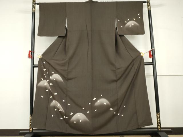 ■■■　サイズ　■■■ 身丈 156.5cm（肩から） 裄丈 63cm 袖丈 45cm　縫込み 5cm 袖幅 32.5cm 前幅 22.5cm 後幅 29cm 着物縫いこみ 内揚げ 15.5cm 裄 お袖側 約3cm　身頃側 約4cm ■■■　商品詳細　■■■ 【正絹】 状態は特に目立ったシミ汚れなどもなく大変良い状態です。 大変上質な逸品になります。 お安く出品致しますので、是非この機会にいかがでしょうか？ ■■■　注意事項　■■■ ■モニター発色の具合により色合いが異なる場合がございます。 ■寸法は多少の誤差が生じる場合がございますのでご了承ください。 ■縫込みの長さが左右非対称の場合は短い部分を記載しております。 左右非対称であってもご返品・お値引き等の保証は出来かねますので、ご了承の上ご購入をお願い致します。 ■シミ等のチェックには注意を払っておりますが、見落としがある場合もございますし、個人の見解も様々ですので神経質な方のご購入はお控えください。 ■箪笥に入っておりました着物や帯なので畳みシワや匂いがあるものもございます。 ■お休みは基本的に土日祝となりますが、その他臨時でお休みする場合がございますのでご了承ください。 ■商品の発送は平日のみの発送となります。 ■夜間と土曜、日曜日はお問い合わせの回答が遅れる場合がございます。 ■当店では、お直し、紋入れ、お手入れ等は承っておりません。 ■生地の状態（ヤケ、経年劣化等）によってはサイズ直しが出来ない場合がございます。 その点もどうかご了承のうえ、ご購入をお願いいたします。 ■弊社で取り扱う商品は一点ものにつき、時期や在庫状況に応じて金額が変更となる場合がございます。 ■検針は行っておりません。予めご了承いただきますようお願いいたします。 ■【洗える着物】と記載のある商品におきましては、商品お届け後に洗濯を行ってしまってからのご返品にはご対応しかねます。 念の為、専門店でのお手入れをお願いいたします。 ■着物のサイズ目安は下記を参考ください↓ ＜女性着物＞　お端折り次第で＋5cm　−1cmが着用可能サイズ 　例）身丈170cmの場合、身長160cm〜175cm ＜男性着物＞　身丈＋約25cm〜27cm程が適応身長 　例）身丈155cmの場合、身長180〜182cm