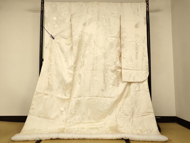 ■■■　サイズ　■■■ 身丈 199cm（肩から） 裄丈 67cm 袖丈 105.5cm　縫込み 4cm 袖幅 34cm 前幅 26cm 後幅 31cm 着物縫いこみ 内揚げ 0cm 裄 お袖側 約1cm　身頃側 約1cm ■■■　商品詳細　■■■ 【正絹・ふき綿仕立て】 状態は接写画像のようにふき綿部分・表地・衿・衿山に薄い汚れがございますが その他特に目立ったシミ汚れなどもなく大変良い状態です。 大変上質な逸品になります。 お安く出品致しますので、是非この機会にいかがでしょうか？ ■■■　注意事項　■■■ ■モニター発色の具合により色合いが異なる場合がございます。 ■寸法は多少の誤差が生じる場合がございますのでご了承ください。 ■縫込みの長さが左右非対称の場合は短い部分を記載しております。 左右非対称であってもご返品・お値引き等の保証は出来かねますので、ご了承の上ご購入をお願い致します。 ■シミ等のチェックには注意を払っておりますが、見落としがある場合もございますし、個人の見解も様々ですので神経質な方のご購入はお控えください。 ■箪笥に入っておりました着物や帯なので畳みシワや匂いがあるものもございます。 ■お休みは基本的に土日祝となりますが、その他臨時でお休みする場合がございますのでご了承ください。 ■商品の発送は平日のみの発送となります。 ■夜間と土曜、日曜日はお問い合わせの回答が遅れる場合がございます。 ■当店では、お直し、紋入れ、お手入れ等は承っておりません。 ■生地の状態（ヤケ、経年劣化等）によってはサイズ直しが出来ない場合がございます。 その点もどうかご了承のうえ、ご購入をお願いいたします。 ■弊社で取り扱う商品は一点ものにつき、時期や在庫状況に応じて金額が変更となる場合がございます。 ■検針は行っておりません。予めご了承いただきますようお願いいたします。 ■【洗える着物】と記載のある商品におきましては、商品お届け後に洗濯を行ってしまってからのご返品にはご対応しかねます。 念の為、専門店でのお手入れをお願いいたします。 ■写真に写っている物が全てになります。 それ以外の付属品はございませんのでご了承ください。 ■状態に関する写真につきましては、掲載可能な写真枚数に限りがあるため、 各箇所につき1枚参考画像を掲載しております。 ■着物のサイズ目安は下記を参考ください↓ ＜女性着物＞　お端折り次第で＋5cm　−10cmが着用可能サイズ 　例）身丈170cmの場合、身長160cm〜175cm ＜男性着物＞　身丈＋約25cm〜27cm程が適応身長 　例）身丈155cmの場合、身長180cm〜182cm