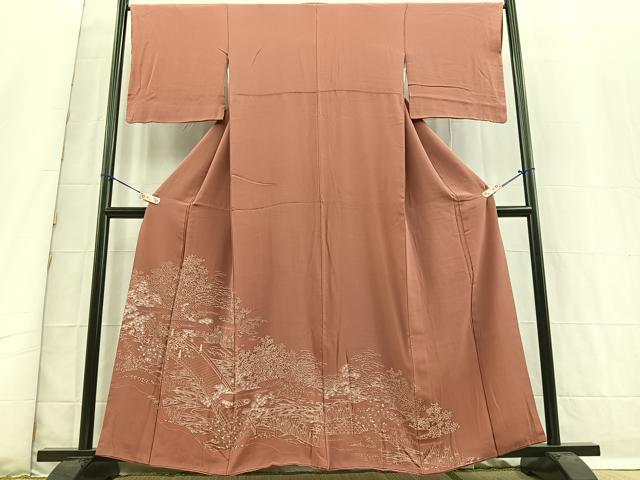 ■■■　サイズ　■■■ 身丈 159cm（肩から） 裄丈 66cm 袖丈 46.5cm　縫込み 6.5cm 袖幅 34.5cm 前幅 23.5cm 後幅 30.5cm 着物縫いこみ 内揚げ 4cm 裄 お袖側 約2cm　身頃側 約2cm ■■■　商品詳細　■■■ 【正絹・一つ紋】 状態は画像を添付しておりますので、そちらをご確認下さいますよう宜しくお願い致します。 大変上質な逸品になります。 お安く出品致しますので、是非この機会にいかがでしょうか？ ■■■　注意事項　■■■ ■モニター発色の具合により色合いが異なる場合がございます。 ■寸法は多少の誤差が生じる場合がございますのでご了承ください。 ■縫込みの長さが左右非対称の場合は短い部分を記載しております。 左右非対称であってもご返品・お値引き等の保証は出来かねますので、ご了承の上ご購入をお願い致します。 ■シミ等のチェックには注意を払っておりますが、見落としがある場合もございますし、個人の見解も様々ですので神経質な方のご購入はお控えください。 ■箪笥に入っておりました着物や帯なので畳みシワや匂いがあるものもございます。 ■お休みは基本的に土日祝となりますが、その他臨時でお休みする場合がございますのでご了承ください。 ■商品の発送は平日のみの発送となります。 ■夜間と土曜、日曜日はお問い合わせの回答が遅れる場合がございます。 ■当店では、お直し、紋入れ、お手入れ等は承っておりません。 ■生地の状態（ヤケ、経年劣化等）によってはサイズ直しが出来ない場合がございます。 その点もどうかご了承のうえ、ご購入をお願いいたします。 ■弊社で取り扱う商品は一点ものにつき、時期や在庫状況に応じて金額が変更となる場合がございます。 ■検針は行っておりません。予めご了承いただきますようお願いいたします。 ■【洗える着物】と記載のある商品におきましては、商品お届け後に洗濯を行ってしまってからのご返品にはご対応しかねます。 念の為、専門店でのお手入れをお願いいたします。 ■着物のサイズ目安は下記を参考ください↓ ＜女性着物＞　お端折り次第で＋5cm　−1cmが着用可能サイズ 　例）身丈170cmの場合、身長160cm〜175cm ＜男性着物＞　身丈＋約25cm〜27cm程が適応身長 　例）身丈155cmの場合、身長180〜182cm