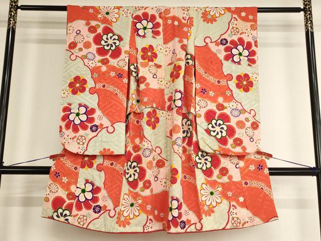 ■■■　サイズ　■■■ 【祝着】 身丈 105.5cm（肩から） 裄丈 44.5cm（肩上げ　5.5cm） 袖丈 72cm　縫込み 3.5cm 袖幅 30cm 前幅 21.5cm 後幅 26.5cm 着物縫いこみ 内揚げ 7.5cm （腰上げ　14.5cm） 裄 お袖側 約1cm　身頃側 約0cm ■■■　商品詳細　■■■ 着物【正絹】の状態は接写画像のように表地所々に汚れがございます。 大変上質な逸品になります。 お安く出品致しますので、是非この機会にいかがでしょうか？ ※アンティークになりますのでお品物の状態の感じ方には個人差がございます。ご理解の上でのご入札をお願い致します。 ■■■　注意事項　■■■ ■モニター発色の具合により色合いが異なる場合がございます。 ■寸法は多少の誤差が生じる場合がございますのでご了承ください。 ■縫込みの長さが左右非対称の場合は短い部分を記載しております。 左右非対称であってもご返品・お値引き等の保証は出来かねますので、ご了承の上ご購入をお願い致します。 ■シミ等のチェックには注意を払っておりますが、見落としがある場合もございますし、個人の見解も様々ですので神経質な方のご購入はお控えください。 ■箪笥に入っておりました着物や帯なので畳みシワや匂いがあるものもございます。 ■お休みは基本的に土日祝となりますが、その他臨時でお休みする場合がございますのでご了承ください。 ■商品の発送は平日のみの発送となります。 ■夜間と土曜、日曜日はお問い合わせの回答が遅れる場合がございます。 ■当店では、お直し、紋入れ、お手入れ等は承っておりません。 ■生地の状態（ヤケ、経年劣化等）によってはサイズ直しが出来ない場合がございます。 その点もどうかご了承のうえ、ご購入をお願いいたします。 ■弊社で取り扱う商品は一点ものにつき、時期や在庫状況に応じて金額が変更となる場合がございます。 ■検針は行っておりません。予めご了承いただきますようお願いいたします。 ■【洗える着物】と記載のある商品におきましては、商品お届け後に洗濯を行ってしまってからのご返品にはご対応しかねます。 念の為、専門店でのお手入れをお願いいたします。 ■着物のサイズ目安は下記を参考ください↓ ＜女性着物＞　お端折り次第で＋5cm　−1cmが着用可能サイズ 　例）身丈170cmの場合、身長160cm〜175cm ＜男性着物＞　身丈＋約25cm〜27cm程が適応身長 　例）身丈155cmの場合、身長180〜182cm