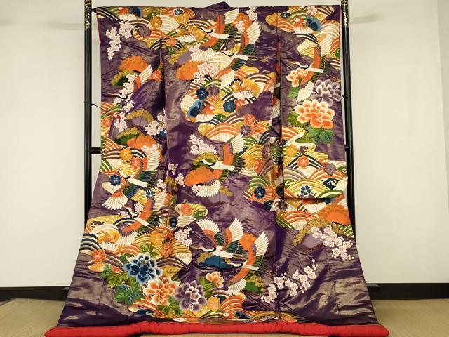 ■■■　サイズ　■■■ 身丈 190cm（肩から） 裄丈 66cm 袖丈 104cm　縫込み 6.5cm 袖幅 32cm 前幅 27cm 後幅 29.5cm 着物縫いこみ 内揚げ 0cm 裄 お袖側 約2cm　身頃側 約1.5cm ■■■　商品詳細　■■■ 【正絹・ふき綿仕立て】 状態は接写画像のように胴裏にシール書きとシール跡、衿裏に薄い汚れがございますが その他特に目立ったシミ汚れなどもなく大変良い状態です。 大変上質な逸品になります。 お安く出品致しますので、是非この機会にいかがでしょうか？ ■■■　注意事項　■■■ ■モニター発色の具合により色合いが異なる場合がございます。 ■寸法は多少の誤差が生じる場合がございますのでご了承ください。 ■縫込みの長さが左右非対称の場合は短い部分を記載しております。 左右非対称であってもご返品・お値引き等の保証は出来かねますので、ご了承の上ご購入をお願い致します。 ■シミ等のチェックには注意を払っておりますが、見落としがある場合もございますし、個人の見解も様々ですので神経質な方のご購入はお控えください。 ■箪笥に入っておりました着物や帯なので畳みシワや匂いがあるものもございます。 ■お休みは基本的に土日祝となりますが、その他臨時でお休みする場合がございますのでご了承ください。 ■商品の発送は平日のみの発送となります。 ■夜間と土曜、日曜日はお問い合わせの回答が遅れる場合がございます。 ■当店では、お直し、紋入れ、お手入れ等は承っておりません。 ■生地の状態（ヤケ、経年劣化等）によってはサイズ直しが出来ない場合がございます。 その点もどうかご了承のうえ、ご購入をお願いいたします。 ■弊社で取り扱う商品は一点ものにつき、時期や在庫状況に応じて金額が変更となる場合がございます。 ■検針は行っておりません。予めご了承いただきますようお願いいたします。 ■【洗える着物】と記載のある商品におきましては、商品お届け後に洗濯を行ってしまってからのご返品にはご対応しかねます。 念の為、専門店でのお手入れをお願いいたします。 ■写真に写っている物が全てになります。 それ以外の付属品はございませんのでご了承ください。 ■状態に関する写真につきましては、掲載可能な写真枚数に限りがあるため、 各箇所につき1枚参考画像を掲載しております。 ■着物のサイズ目安は下記を参考ください↓ ＜女性着物＞　お端折り次第で＋5cm　−10cmが着用可能サイズ 　例）身丈170cmの場合、身長160cm〜175cm ＜男性着物＞　身丈＋約25cm〜27cm程が適応身長 　例）身丈155cmの場合、身長180cm〜182cm