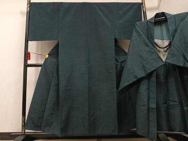 ■■■　サイズ　■■■ 【着物】 身丈 152cm（肩から） 裄丈 68cm 袖丈 49.5cm　縫込み 0cm 袖幅 34cm 前幅 28cm 後幅 32cm 着物縫いこみ 内揚げ 2cm 裄 お袖側 約1cm　身頃側 約1cm 【羽織】 身丈 95.5cm（肩から） 裄丈 68.5cm 袖丈 50cm　縫込み 0cm 袖幅 34cm 前幅 23cm 後幅 31.5cm 裄 お袖側 約2cm　身頃側 約1cm ■■■　商品詳細　■■■ 【正絹】 羽織の状態は接写画像のように後身頃に薄い汚れがございますが その他特に目立ったシミ汚れなどもなく大変良い状態です。 大変上質な逸品になります。 お安く出品致しますので、是非この機会にいかがでしょうか？ ■■■　注意事項　■■■ ■モニター発色の具合により色合いが異なる場合がございます。 ■寸法は多少の誤差が生じる場合がございますのでご了承ください。 ■縫込みの長さが左右非対称の場合は短い部分を記載しております。 左右非対称であってもご返品・お値引き等の保証は出来かねますので、ご了承の上ご購入をお願い致します。 ■シミ等のチェックには注意を払っておりますが、見落としがある場合もございますし、個人の見解も様々ですので神経質な方のご購入はお控えください。 ■箪笥に入っておりました着物や帯なので畳みシワや匂いがあるものもございます。 ■お休みは基本的に土日祝となりますが、その他臨時でお休みする場合がございますのでご了承ください。 ■商品の発送は平日のみの発送となります。 ■夜間と土曜、日曜日はお問い合わせの回答が遅れる場合がございます。 ■当店では、お直し、紋入れ、お手入れ等は承っておりません。 ■生地の状態（ヤケ、経年劣化等）によってはサイズ直しが出来ない場合がございます。 その点もどうかご了承のうえ、ご購入をお願いいたします。 ■弊社で取り扱う商品は一点ものにつき、時期や在庫状況に応じて金額が変更となる場合がございます。 ■検針は行っておりません。予めご了承いただきますようお願いいたします。 ■【洗える着物】と記載のある商品におきましては、商品お届け後に洗濯を行ってしまってからのご返品にはご対応しかねます。 念の為、専門店でのお手入れをお願いいたします。 ■着物のサイズ目安は下記を参考ください↓ ＜女性着物＞　お端折り次第で＋5cm　−1cmが着用可能サイズ 　例）身丈170cmの場合、身長160cm〜175cm ＜男性着物＞　身丈＋約25cm〜27cm程が適応身長 　例）身丈155cmの場合、身長180〜182cm