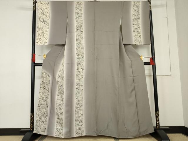 ■■■　サイズ　■■■ 身丈 159cm（肩から） 裄丈 69cm 袖丈 56cm　縫込み 3cm 袖幅 35.5cm 前幅 24.5cm 後幅 30.5cm 着物縫いこみ 内揚げ 3cm 裄 お袖側 約1.5cm　身頃側 約2.5cm ■■■　商品詳細　■■■ 【正絹】 状態は接写画像のように表地所々・衿山・両袖・袖口に薄い汚れ、胴裏・八掛にシミがございます。 大変上質な逸品になりますのでぜひお手入れをされてお召しになられてはいかがでしょうか。 お安く出品致しますので、是非この機会にいかがでしょうか？ ■■■　注意事項　■■■ ■モニター発色の具合により色合いが異なる場合がございます。 ■寸法は多少の誤差が生じる場合がございますのでご了承ください。 ■縫込みの長さが左右非対称の場合は短い部分を記載しております。 左右非対称であってもご返品・お値引き等の保証は出来かねますので、ご了承の上ご購入をお願い致します。 ■シミ等のチェックには注意を払っておりますが、見落としがある場合もございますし、個人の見解も様々ですので神経質な方のご購入はお控えください。 ■箪笥に入っておりました着物や帯なので畳みシワや匂いがあるものもございます。 ■お休みは基本的に土日祝となりますが、その他臨時でお休みする場合がございますのでご了承ください。 ■商品の発送は平日のみの発送となります。 ■夜間と土曜、日曜日はお問い合わせの回答が遅れる場合がございます。 ■当店では、お直し、紋入れ、お手入れ等は承っておりません。 ■生地の状態（ヤケ、経年劣化等）によってはサイズ直しが出来ない場合がございます。 その点もどうかご了承のうえ、ご購入をお願いいたします。 ■弊社で取り扱う商品は一点ものにつき、時期や在庫状況に応じて金額が変更となる場合がございます。 ■検針は行っておりません。予めご了承いただきますようお願いいたします。 ■【洗える着物】と記載のある商品におきましては、商品お届け後に洗濯を行ってしまってからのご返品にはご対応しかねます。 念の為、専門店でのお手入れをお願いいたします。 ■着物のサイズ目安は下記を参考ください↓ ＜女性着物＞　お端折り次第で＋5cm　−1cmが着用可能サイズ 　例）身丈170cmの場合、身長160cm〜175cm ＜男性着物＞　身丈＋約25cm〜27cm程が適応身長 　例）身丈155cmの場合、身長180〜182cm