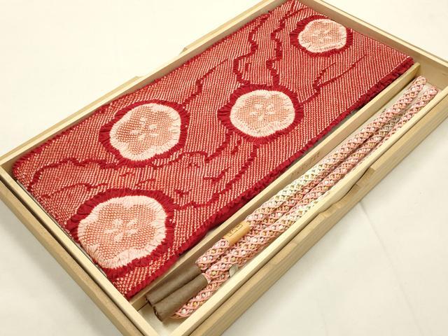 ■■■　サイズ　■■■ %1% ■■■　商品詳細　■■■ 【未使用】 状態は特に目立ったシミ汚れなどもなく大変良い状態です。 大変上質な逸品になります。 お安く出品致しますので、是非この機会にいかがでしょうか？ ■■■　注意事項　■■■ ■モニター発色の具合により色合いが異なる場合がございます。 ■寸法は多少の誤差が生じる場合がございますのでご了承ください。 ■縫込みの長さが左右非対称の場合は短い部分を記載しております。 左右非対称であってもご返品・お値引き等の保証は出来かねますので、ご了承の上ご購入をお願い致します。 ■シミ等のチェックには注意を払っておりますが、見落としがある場合もございますし、個人の見解も様々ですので神経質な方のご購入はお控えください。 ■箪笥に入っておりました着物や帯なので畳みシワや匂いがあるものもございます。 ■お休みは基本的に土日祝となりますが、その他臨時でお休みする場合がございますのでご了承ください。 ■商品の発送は平日のみの発送となります。 ■夜間と土曜、日曜日はお問い合わせの回答が遅れる場合がございます。 ■当店では、お直し、紋入れ、お手入れ等は承っておりません。 ■生地の状態（ヤケ、経年劣化等）によってはサイズ直しが出来ない場合がございます。 その点もどうかご了承のうえ、ご購入をお願いいたします。 ■弊社で取り扱う商品は一点ものにつき、時期や在庫状況に応じて金額が変更となる場合がございます。 ■検針は行っておりません。予めご了承いただきますようお願いいたします。 ■【洗える着物】と記載のある商品におきましては、商品お届け後に洗濯を行ってしまってからのご返品にはご対応しかねます。 念の為、専門店でのお手入れをお願いいたします。 ■着物のサイズ目安は下記を参考ください↓ ＜女性着物＞　お端折り次第で＋5?　−10?が着用可能サイズ 　例）身丈170?の場合、身長160?〜175? ＜男性着物＞　身丈＋約25?〜27?程が適応身長 　例）身丈155?の場合、身長180〜182?