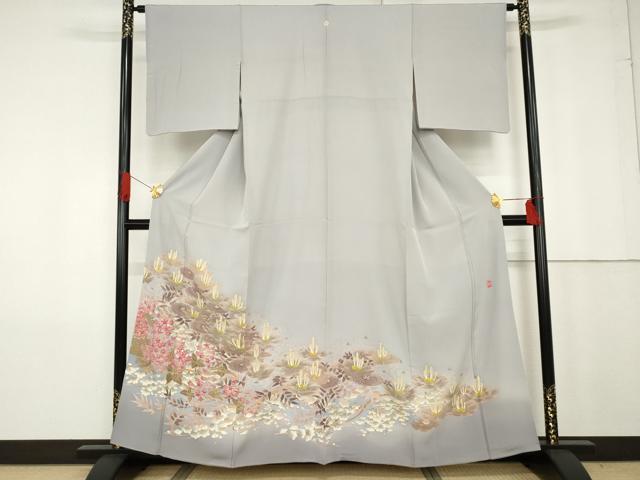 ■■■　サイズ　■■■ 身丈 159cm（肩から） 裄丈 63.5cm 袖丈 47.5cm　縫込み 6cm 袖幅 33.5cm 前幅 24.5cm 後幅 30.5cm 着物縫いこみ 内揚げ 12cm 裄 お袖側 約2.5cm　身頃側 約5cm ■■■　商品詳細　■■■ 【正絹・一つ紋・比翼衿】 状態は接写画像のように衿に点汚れがございますが その他特に目立ったシミ汚れなどもなく大変良い状態です。 人間国宝である木村雨山、毎田仁郎、百貫華峰の系譜を継ぎ、 現代の作家さんの中でも高い評価を受けています。 加賀友禅は古くから加賀友禅地方独自の染色技法であった「加賀染」を基に、 宮崎友禅斎が享保年間(1718年頃)に新しく模様を取り入れたことに始まります。 特徴は、五彩といわれる藍・臙脂・黄土・草・古代紫を基調とした 暖かな色彩に、花鳥山水を描いた絵画的な構図、 そして模様の外側から内側へボカシを入れる技法にあります。 大変上質な逸品になります。 お安く出品致しますので、是非この機会にいかがでしょうか？ ■■■　注意事項　■■■ ■モニター発色の具合により色合いが異なる場合がございます。 ■寸法は多少の誤差が生じる場合がございますのでご了承ください。 ■縫込みの長さが左右非対称の場合は短い部分を記載しております。 左右非対称であってもご返品・お値引き等の保証は出来かねますので、ご了承の上ご購入をお願い致します。 ■シミ等のチェックには注意を払っておりますが、見落としがある場合もございますし、個人の見解も様々ですので神経質な方のご購入はお控えください。 ■箪笥に入っておりました着物や帯なので畳みシワや匂いがあるものもございます。 ■お休みは基本的に土日祝となりますが、その他臨時でお休みする場合がございますのでご了承ください。 ■商品の発送は平日のみの発送となります。 ■夜間と土曜、日曜日はお問い合わせの回答が遅れる場合がございます。 ■当店では、お直し、紋入れ、お手入れ等は承っておりません。 ■生地の状態（ヤケ、経年劣化等）によってはサイズ直しが出来ない場合がございます。 その点もどうかご了承のうえ、ご購入をお願いいたします。 ■弊社で取り扱う商品は一点ものにつき、時期や在庫状況に応じて金額が変更となる場合がございます。 ■検針は行っておりません。予めご了承いただきますようお願いいたします。 ■【洗える着物】と記載のある商品におきましては、商品お届け後に洗濯を行ってしまってからのご返品にはご対応しかねます。 念の為、専門店でのお手入れをお願いいたします。 ■着物のサイズ目安は下記を参考ください↓ ＜女性着物＞　お端折り次第で＋5cm　−1cmが着用可能サイズ 　例）身丈170cmの場合、身長160cm〜175cm ＜男性着物＞　身丈＋約25cm〜27cm程が適応身長 　例）身丈155cmの場合、身長180〜182cm