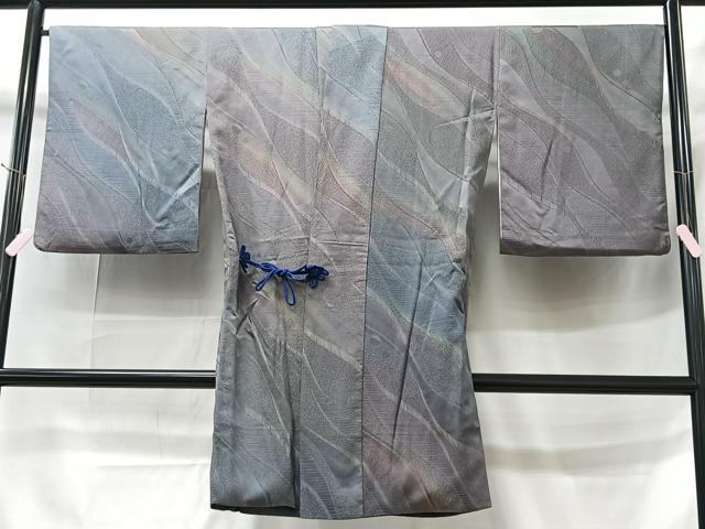 ■■■　サイズ　■■■ 身丈 105cm（肩から） 裄丈 69cm 袖丈 52cm　縫込み 4cm 袖幅 35cm 前幅 25cm 後幅 30cm 裄 お袖側 約1cm　身頃側 約2cm ■■■　商品詳細　■■■ 【正絹】 状態は特に目立ったシミ汚れなどもなく大変良い状態です。 大変上質な逸品になります。 お安く出品致しますので、是非この機会にいかがでしょうか？ ■■■　注意事項　■■■ ■モニター発色の具合により色合いが異なる場合がございます。 ■寸法は多少の誤差が生じる場合がございますのでご了承ください。 ■縫込みの長さが左右非対称の場合は短い部分を記載しております。 左右非対称であってもご返品・お値引き等の保証は出来かねますので、ご了承の上ご購入をお願い致します。 ■シミ等のチェックには注意を払っておりますが、見落としがある場合もございますし、個人の見解も様々ですので神経質な方のご購入はお控えください。 ■箪笥に入っておりました着物や帯なので畳みシワや匂いがあるものもございます。 ■お休みは基本的に土日祝となりますが、その他臨時でお休みする場合がございますのでご了承ください。 ■商品の発送は平日のみの発送となります。 ■夜間と土曜、日曜日はお問い合わせの回答が遅れる場合がございます。 ■当店では、お直し、紋入れ、お手入れ等は承っておりません。 ■生地の状態（ヤケ、経年劣化等）によってはサイズ直しが出来ない場合がございます。 その点もどうかご了承のうえ、ご購入をお願いいたします。 ■弊社で取り扱う商品は一点ものにつき、時期や在庫状況に応じて金額が変更となる場合がございます。 ■検針は行っておりません。予めご了承いただきますようお願いいたします。 ■【洗える着物】と記載のある商品におきましては、商品お届け後に洗濯を行ってしまってからのご返品にはご対応しかねます。 念の為、専門店でのお手入れをお願いいたします。 ■着物のサイズ目安は下記を参考ください↓ ＜女性着物＞　お端折り次第で＋5?　−10?が着用可能サイズ 　例）身丈170?の場合、身長160?〜175? ＜男性着物＞　身丈＋約25?〜27?程が適応身長 　例）身丈155?の場合、身長180〜182?