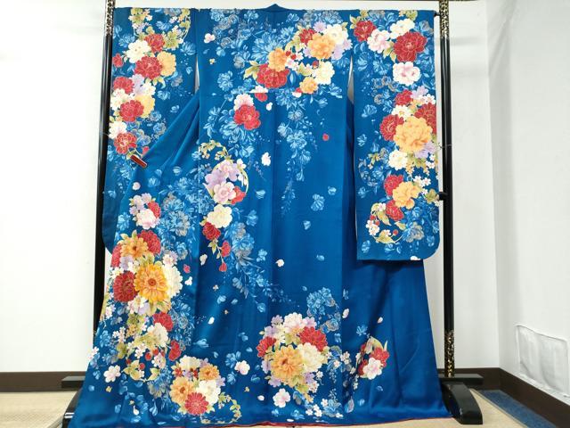 ■■■　サイズ　■■■ 身丈 178cm（肩から） 裄丈 69cm 袖丈 105cm　縫込み 7cm 袖幅 35cm 前幅 24cm 後幅 31cm 着物縫いこみ 内揚げ 4cm 裄 お袖側 約3cm　身頃側 約3cm ■■■　商品詳細　■■■ 【正絹】 状態は接写画像のように衿山に薄い汚れがございますが その他特に目立ったシミ汚れなどもなく大変良い状態です。 大変上質な逸品になります。 お安く出品致しますので、是非この機会にいかがでしょうか？ ■■■　注意事項　■■■ ■モニター発色の具合により色合いが異なる場合がございます。 ■寸法は多少の誤差が生じる場合がございますのでご了承ください。 ■縫込みの長さが左右非対称の場合は短い部分を記載しております。 左右非対称であってもご返品・お値引き等の保証は出来かねますので、ご了承の上ご購入をお願い致します。 ■シミ等のチェックには注意を払っておりますが、見落としがある場合もございますし、個人の見解も様々ですので神経質な方のご購入はお控えください。 ■箪笥に入っておりました着物や帯なので畳みシワや匂いがあるものもございます。 ■お休みは基本的に土日祝となりますが、その他臨時でお休みする場合がございますのでご了承ください。 ■商品の発送は平日のみの発送となります。 ■夜間と土曜、日曜日はお問い合わせの回答が遅れる場合がございます。 ■当店では、お直し、紋入れ、お手入れ等は承っておりません。 ■生地の状態（ヤケ、経年劣化等）によってはサイズ直しが出来ない場合がございます。 その点もどうかご了承のうえ、ご購入をお願いいたします。 ■弊社で取り扱う商品は一点ものにつき、時期や在庫状況に応じて金額が変更となる場合がございます。 ■検針は行っておりません。予めご了承いただきますようお願いいたします。 ■【洗える着物】と記載のある商品におきましては、商品お届け後に洗濯を行ってしまってからのご返品にはご対応しかねます。 念の為、専門店でのお手入れをお願いいたします。 ■着物のサイズ目安は下記を参考ください↓ ＜女性着物＞　お端折り次第で＋5?　−10?が着用可能サイズ 　例）身丈170?の場合、身長160?〜175? ＜男性着物＞　身丈＋約25?〜27?程が適応身長 　例）身丈155?の場合、身長180〜182?