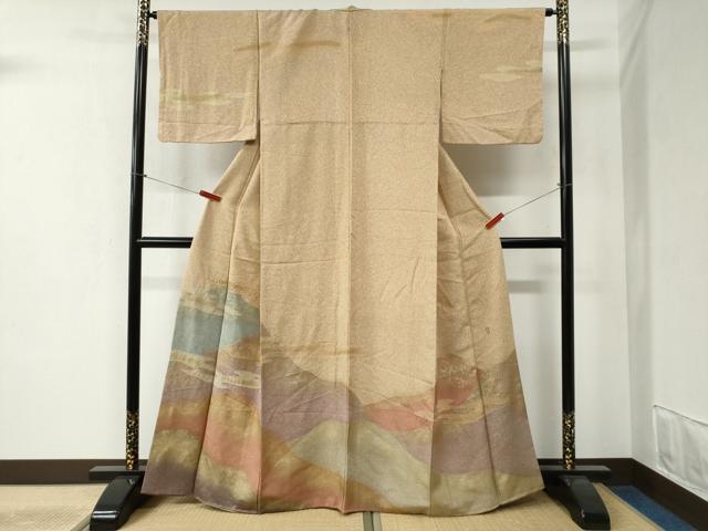 ■■■　サイズ　■■■ 身丈 164cm（肩から） 裄丈 65cm 袖丈 46cm　縫込み 4cm 袖幅 34cm 前幅 24cm 後幅 30cm 着物縫いこみ 内揚げ 5cm 裄 お袖側 約2cm　身頃側 約2cm ■■■　商品詳細　■■■ 【正絹・一つ紋】 状態は特に目立ったシミ汚れなどもなく大変良い状態です。 「翠山」とはさかのぼること120年前、 越後十日町の一流染匠「桐屋(とうや)」、 四代前の田村久平が使用していた「雅号」です。 桐屋の五代目久平が明治時代に工房を開く際、 この十日町地方の山々の翠濃く、 水清くして美しい景観から雅号を「翠山」とし、 創作の場を「翠山工房」と命名しました。 長年辻が花のみを研究し、その美しさを高めることに専念、 独特の色彩美に、艶やかかつ華やぎあふれる「翠山工房辻が花」が誕生致しました。 「桐屋」は現当主の田村憲一で九代目を数え、長い歴史がございます。 明治の頃から麻織物から絹織物、昭和に入り織物から染めへと転換し、 昭和50年代に「辻が花」に出会い、30年以上にわたり「辻が花」を創作し続けています。 デザイン・染め・絞り等の全行程は産地内で行い、 辻が花に魅せられた職人達が手仕事にこだわって丹精を込めて制作しております。 辻が花は室町中期から江戸時代にかけて流行した絵模様染めです。 現在残されている遺品の中には、 その時代の武将・上層階級(上杉謙信・豊臣秀吉・徳川家康や各夫人)の人々の 小袖・胴服が保存され伝わっております。 武将達はファッションの先端をゆく斬新で目立つ辻が花を好んだそうです。 また、当時は染物と言えば辻が花と言われるほど流行し、一般的な物でした。 「辻ヶ花」を構成するのは、絞りと墨絵。 絞り染は、昔ながらの方法−桶だし絞りや小帽子で模様を描き出します。 小帽子は和紙と竹の皮とを糸で括り、 桶だし絞りは桶の中に染めたくない部分を入れ込み蓋できつく絞り、 染料に浸し染めます。 ひとつひとつ気の遠くなるような作業を繰り返すことで染模様が浮かび上がります。 その絞りの合間に墨絵が描かれます。 墨絵には室町桃山という乱世を生きた人々の “祈り”や“願い”が込められているといいます。 先々まで美しく延び咲く藤の花には「子孫繁栄」の意味が込められております。 大変上質な逸品になります。 お安く出品致しますので、是非この機会にいかがでしょうか？ ■■■　注意事項　■■■ ■モニター発色の具合により色合いが異なる場合がございます。 ■寸法は多少の誤差が生じる場合がございますのでご了承ください。 ■縫込みの長さが左右非対称の場合は短い部分を記載しております。 左右非対称であってもご返品・お値引き等の保証は出来かねますので、ご了承の上ご購入をお願い致します。 ■シミ等のチェックには注意を払っておりますが、見落としがある場合もございますし、個人の見解も様々ですので神経質な方のご購入はお控えください。 ■箪笥に入っておりました着物や帯なので畳みシワや匂いがあるものもございます。 ■お休みは基本的に土日祝となりますが、その他臨時でお休みする場合がございますのでご了承ください。 ■商品の発送は平日のみの発送となります。 ■夜間と土曜、日曜日はお問い合わせの回答が遅れる場合がございます。 ■当店では、お直し、紋入れ、お手入れ等は承っておりません。 ■生地の状態（ヤケ、経年劣化等）によってはサイズ直しが出来ない場合がございます。 その点もどうかご了承のうえ、ご購入をお願いいたします。 ■弊社で取り扱う商品は一点ものにつき、時期や在庫状況に応じて金額が変更となる場合がございます。 ■検針は行っておりません。予めご了承いただきますようお願いいたします。 ■【洗える着物】と記載のある商品におきましては、商品お届け後に洗濯を行ってしまってからのご返品にはご対応しかねます。 念の為、専門店でのお手入れをお願いいたします。 ■着物のサイズ目安は下記を参考ください↓ ＜女性着物＞　お端折り次第で＋5cm　−1cmが着用可能サイズ 　例）身丈170cmの場合、身長160cm〜175cm ＜男性着物＞　身丈＋約25cm〜27cm程が適応身長 　例）身丈155cmの場合、身長180〜182cm