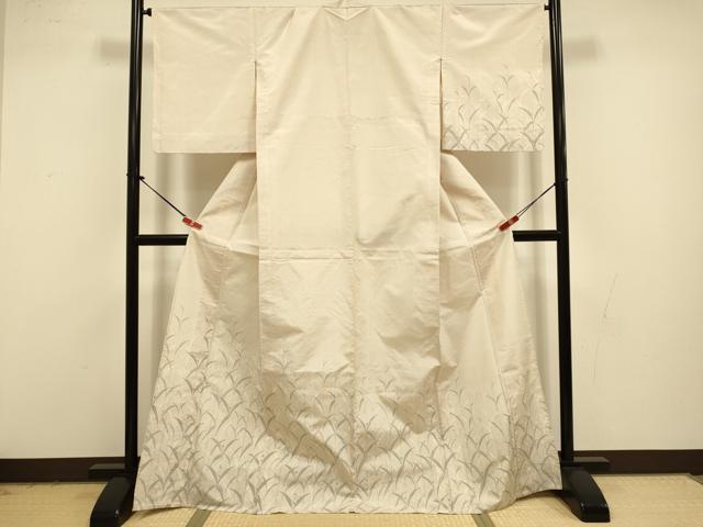 ■■■　サイズ　■■■ 身丈 168cm（肩から） 裄丈 66.5cm 袖丈 50cm　縫込み 4cm 袖幅 33.5cm 前幅 24.5cm 後幅 30cm 着物縫いこみ 内揚げ 0cm 裄 お袖側 約1.5cm　身頃側 約1cm ■■■　商品詳細　■■■ 【正絹】 状態は接写画像のように左袖・後身頃・裏面に薄い汚れがございますが その他特に目立ったシミ汚れなどもなく大変良い状態です。 大変上質な逸品になります。 お安く出品致しますので、是非この機会にいかがでしょうか？ ■■■　注意事項　■■■ ■モニター発色の具合により色合いが異なる場合がございます。 ■寸法は多少の誤差が生じる場合がございますのでご了承ください。 ■縫込みの長さが左右非対称の場合は短い部分を記載しております。 左右非対称であってもご返品・お値引き等の保証は出来かねますので、ご了承の上ご購入をお願い致します。 ■シミ等のチェックには注意を払っておりますが、見落としがある場合もございますし、個人の見解も様々ですので神経質な方のご購入はお控えください。 ■箪笥に入っておりました着物や帯なので畳みシワや匂いがあるものもございます。 ■お休みは基本的に土日祝となりますが、その他臨時でお休みする場合がございますのでご了承ください。 ■商品の発送は平日のみの発送となります。 ■夜間と土曜、日曜日はお問い合わせの回答が遅れる場合がございます。 ■当店では、お直し、紋入れ、お手入れ等は承っておりません。 ■生地の状態（ヤケ、経年劣化等）によってはサイズ直しが出来ない場合がございます。 その点もどうかご了承のうえ、ご購入をお願いいたします。 ■弊社で取り扱う商品は一点ものにつき、時期や在庫状況に応じて金額が変更となる場合がございます。 ■検針は行っておりません。予めご了承いただきますようお願いいたします。 ■【洗える着物】と記載のある商品におきましては、商品お届け後に洗濯を行ってしまってからのご返品にはご対応しかねます。 念の為、専門店でのお手入れをお願いいたします。 ■写真に写っている物が全てになります。それ以外の付属品はございませんのでご了承ください。 ■状態に関する写真につきましては、掲載可能な写真枚数に限りがあるため、各箇所につき1枚参考画像を掲載しております。 ■着物のサイズ目安は下記を参考ください↓ ＜女性着物＞　お端折り次第で＋5cm　−1cmが着用可能サイズ 　例）身丈170cmの場合、身長160cm〜175cm ＜男性着物＞　身丈＋約25cm〜27cm程が適応身長 　例）身丈155cmの場合、身長180〜182cm