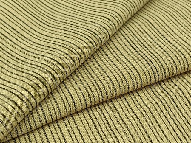 ■■■　サイズ　■■■ 身丈 154cm（肩から） 裄丈 67cm 袖丈 45.5cm　縫込み 4cm 袖幅 33cm 前幅 26cm 後幅 32cm 着物縫いこみ 内揚げ 4.5cm 裄 お袖側 約2cm　身頃側 約2cm ■■■　商品詳細　■■■ 【正絹】 状態は接写画像のように衿山・衿裏に汚れがございますが その他特に目立ったシミ汚れなどもなく大変良い状態です。 大変上質な逸品になります。 お安く出品致しますので、是非この機会にいかがでしょうか？ ■■■　注意事項　■■■ ■モニター発色の具合により色合いが異なる場合がございます。 ■寸法は多少の誤差が生じる場合がございますのでご了承ください。 ■縫込みの長さが左右非対称の場合は短い部分を記載しております。 左右非対称であってもご返品・お値引き等の保証は出来かねますので、ご了承の上ご購入をお願い致します。 ■シミ等のチェックには注意を払っておりますが、見落としがある場合もございますし、個人の見解も様々ですので神経質な方のご購入はお控えください。 ■箪笥に入っておりました着物や帯なので畳みシワや匂いがあるものもございます。 ■お休みは基本的に土日祝となりますが、その他臨時でお休みする場合がございますのでご了承ください。 ■商品の発送は平日のみの発送となります。 ■夜間と土曜、日曜日はお問い合わせの回答が遅れる場合がございます。 ■当店では、お直し、紋入れ、お手入れ等は承っておりません。 ■生地の状態（ヤケ、経年劣化等）によってはサイズ直しが出来ない場合がございます。 その点もどうかご了承のうえ、ご購入をお願いいたします。 ■弊社で取り扱う商品は一点ものにつき、時期や在庫状況に応じて金額が変更となる場合がございます。 ■検針は行っておりません。予めご了承いただきますようお願いいたします。 ■【洗える着物】と記載のある商品におきましては、商品お届け後に洗濯を行ってしまってからのご返品にはご対応しかねます。 念の為、専門店でのお手入れをお願いいたします。 ■着物のサイズ目安は下記を参考ください↓ ＜女性着物＞　お端折り次第で＋5?　−10?が着用可能サイズ 　例）身丈170?の場合、身長160?〜175? ＜男性着物＞　身丈＋約25?〜27?程が適応身長 　例）身丈155?の場合、身長180〜182?