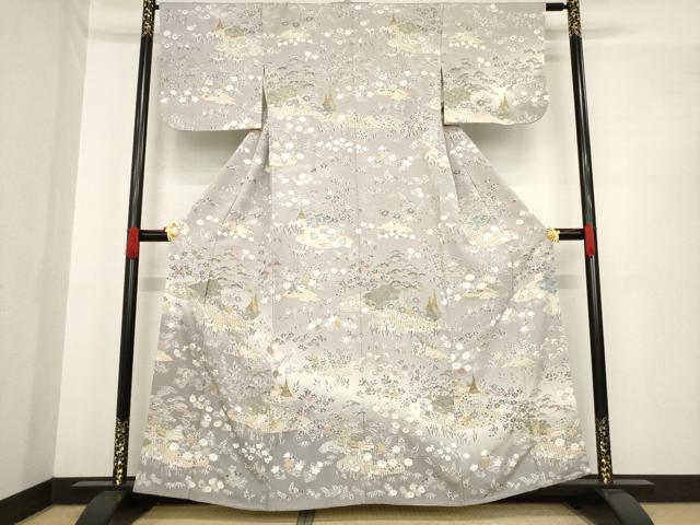 ■■■　サイズ　■■■ 身丈 159cm（肩から） 裄丈 63.5cm 袖丈 45cm　縫込み 7.5cm 袖幅 33cm 前幅 22cm 後幅 27cm 着物縫いこみ 内揚げ 11.5cm 裄 お袖側 約1cm　身頃側 約7cm ■■■　商品詳細　■■■ 【正絹】 状態は特に目立ったシミ汚れなどもなく大変良い状態です。 大変上質な逸品になります。 お安く出品致しますので、是非この機会にいかがでしょうか？ ■■■　注意事項　■■■ ■モニター発色の具合により色合いが異なる場合がございます。 ■寸法は多少の誤差が生じる場合がございますのでご了承ください。 ■縫込みの長さが左右非対称の場合は短い部分を記載しております。 左右非対称であってもご返品・お値引き等の保証は出来かねますので、ご了承の上ご購入をお願い致します。 ■シミ等のチェックには注意を払っておりますが、見落としがある場合もございますし、個人の見解も様々ですので神経質な方のご購入はお控えください。 ■箪笥に入っておりました着物や帯なので畳みシワや匂いがあるものもございます。 ■お休みは基本的に土日祝となりますが、その他臨時でお休みする場合がございますのでご了承ください。 ■商品の発送は平日のみの発送となります。 ■夜間と土曜、日曜日はお問い合わせの回答が遅れる場合がございます。 ■当店では、お直し、紋入れ、お手入れ等は承っておりません。 ■生地の状態（ヤケ、経年劣化等）によってはサイズ直しが出来ない場合がございます。 その点もどうかご了承のうえ、ご購入をお願いいたします。 ■弊社で取り扱う商品は一点ものにつき、時期や在庫状況に応じて金額が変更となる場合がございます。 ■検針は行っておりません。予めご了承いただきますようお願いいたします。 ■【洗える着物】と記載のある商品におきましては、商品お届け後に洗濯を行ってしまってからのご返品にはご対応しかねます。 念の為、専門店でのお手入れをお願いいたします。 ■着物のサイズ目安は下記を参考ください↓ ＜女性着物＞　お端折り次第で＋5cm　−1cmが着用可能サイズ 　例）身丈170cmの場合、身長160cm〜175cm ＜男性着物＞　身丈＋約25cm〜27cm程が適応身長 　例）身丈155cmの場合、身長180〜182cm