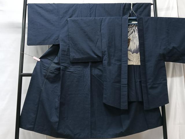 ■■■　サイズ　■■■ 【着物】 身丈 141cm（肩から） 裄丈 66cm 袖丈 48cm　縫込み 0cm 袖幅 33.5cm 前幅 26.5cm 後幅 31.5cm 着物縫いこみ 内揚げ 5.5cm 裄 お袖側 約4.5cm　身頃側 約3.5cm 【羽織】 身丈 88cm（肩から） 裄丈 67cm 袖丈 48cm　縫込み 0cm 袖幅 33.5cm 前幅 21cm 後幅 32.5cm 裄 お袖側 約4cm　身頃側 約3.5cm ■■■　商品詳細　■■■ 【正絹】 状態は画像を添付しておりますので、そちらをご確認下さいますよう宜しくお願い致します。 大変上質な逸品になります。 お安く出品致しますので、是非この機会にいかがでしょうか？ ■■■　注意事項　■■■ ■モニター発色の具合により色合いが異なる場合がございます。 ■寸法は多少の誤差が生じる場合がございますのでご了承ください。 ■縫込みの長さが左右非対称の場合は短い部分を記載しております。 左右非対称であってもご返品・お値引き等の保証は出来かねますので、ご了承の上ご購入をお願い致します。 ■シミ等のチェックには注意を払っておりますが、見落としがある場合もございますし、個人の見解も様々ですので神経質な方のご購入はお控えください。 ■箪笥に入っておりました着物や帯なので畳みシワや匂いがあるものもございます。 ■お休みは基本的に土日祝となりますが、その他臨時でお休みする場合がございますのでご了承ください。 ■商品の発送は平日のみの発送となります。 ■夜間と土曜、日曜日はお問い合わせの回答が遅れる場合がございます。 ■当店では、お直し、紋入れ、お手入れ等は承っておりません。 ■生地の状態（ヤケ、経年劣化等）によってはサイズ直しが出来ない場合がございます。 その点もどうかご了承のうえ、ご購入をお願いいたします。 ■弊社で取り扱う商品は一点ものにつき、時期や在庫状況に応じて金額が変更となる場合がございます。 ■検針は行っておりません。予めご了承いただきますようお願いいたします。 ■【洗える着物】と記載のある商品におきましては、商品お届け後に洗濯を行ってしまってからのご返品にはご対応しかねます。 念の為、専門店でのお手入れをお願いいたします。 ■写真に写っている物が全てになります。それ以外の付属品はございませんのでご了承ください。 ■着物のサイズ目安は下記を参考ください↓ ＜女性着物＞　お端折り次第で＋5cm　−1cmが着用可能サイズ 　例）身丈170cmの場合、身長160cm〜175cm ＜男性着物＞　身丈＋約25cm〜27cm程が適応身長 　例）身丈155cmの場合、身長180〜182cm