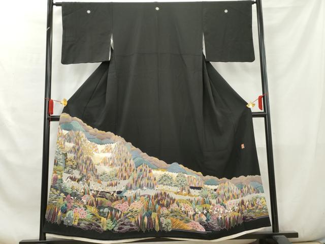 ■■■　サイズ　■■■ 身丈 153cm（肩から） 裄丈 63.5cm 袖丈 43.5cm　縫込み 7cm 袖幅 33.5cm 前幅 24cm 後幅 30cm 着物縫いこみ 内揚げ 6cm 裄 お袖側 約1cm　身頃側 約4cm ■■■　商品詳細　■■■ 【正絹・五つ紋・比翼仕立て】 状態は画像を添付しておりますので、そちらをご確認下さいますよう宜しくお願い致します。 大変上質な逸品になります。 お安く出品致しますので、是非この機会にいかがでしょうか？ ■■■　注意事項　■■■ ■モニター発色の具合により色合いが異なる場合がございます。 ■寸法は多少の誤差が生じる場合がございますのでご了承ください。 ■縫込みの長さが左右非対称の場合は短い部分を記載しております。 左右非対称であってもご返品・お値引き等の保証は出来かねますので、ご了承の上ご購入をお願い致します。 ■シミ等のチェックには注意を払っておりますが、見落としがある場合もございますし、個人の見解も様々ですので神経質な方のご購入はお控えください。 ■箪笥に入っておりました着物や帯なので畳みシワや匂いがあるものもございます。 ■お休みは基本的に土日祝となりますが、その他臨時でお休みする場合がございますのでご了承ください。 ■商品の発送は平日のみの発送となります。 ■夜間と土曜、日曜日はお問い合わせの回答が遅れる場合がございます。 ■当店では、お直し、紋入れ、お手入れ等は承っておりません。 ■生地の状態（ヤケ、経年劣化等）によってはサイズ直しが出来ない場合がございます。 その点もどうかご了承のうえ、ご購入をお願いいたします。 ■弊社で取り扱う商品は一点ものにつき、時期や在庫状況に応じて金額が変更となる場合がございます。 ■検針は行っておりません。予めご了承いただきますようお願いいたします。 ■【洗える着物】と記載のある商品におきましては、商品お届け後に洗濯を行ってしまってからのご返品にはご対応しかねます。 念の為、専門店でのお手入れをお願いいたします。 ■着物のサイズ目安は下記を参考ください↓ ＜女性着物＞　お端折り次第で＋5cm　−1cmが着用可能サイズ 　例）身丈170cmの場合、身長160cm〜175cm ＜男性着物＞　身丈＋約25cm〜27cm程が適応身長 　例）身丈155cmの場合、身長180〜182cm