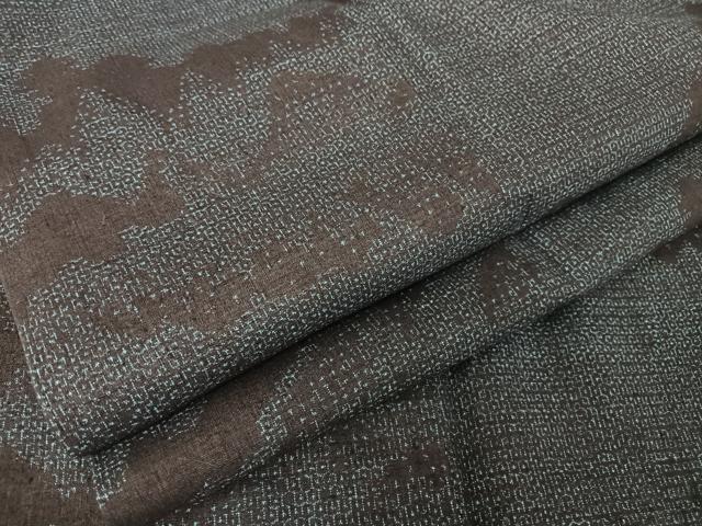 ■■■　サイズ　■■■ 身丈 162cm（肩から） 裄丈 63.5cm 袖丈 47cm　縫込み 1cm 袖幅 33cm 前幅 24cm 後幅 29cm 着物縫いこみ 内揚げ 2cm 裄 お袖側 約3cm　身頃側 約4cm ■■■　商品詳細　■■■ 【正絹】 状態は接写画像のように八掛にシミ、衿裏・胴裏に薄いシミ、衿に薄い汚れがございます。 着物は人とともに、またそれ以上に永くある、生きた証となるようなもの。 その重みを負えるほどの「もの」はあまり多くはありません。 本場結城紬は、そうした数すくないもののひとつです。 「三代着て味が出る」といわれる紬の最高峰「結城」は、 茨城県や栃木県が主な生産地で、軽くてふんわり暖かく 身体を包み込んでくれるような布地と、独特の風合いが魅力的な絹織物です。 大変上質な逸品になりますのでぜひお手入れをされてお召しになられてはいかがでしょうか。 お安く出品致しますので、是非この機会にいかがでしょうか？ ■■■　注意事項　■■■ ■モニター発色の具合により色合いが異なる場合がございます。 ■寸法は多少の誤差が生じる場合がございますのでご了承ください。 ■縫込みの長さが左右非対称の場合は短い部分を記載しております。 左右非対称であってもご返品・お値引き等の保証は出来かねますので、ご了承の上ご購入をお願い致します。 ■シミ等のチェックには注意を払っておりますが、見落としがある場合もございますし、個人の見解も様々ですので神経質な方のご購入はお控えください。 ■箪笥に入っておりました着物や帯なので畳みシワや匂いがあるものもございます。 ■お休みは基本的に土日祝となりますが、その他臨時でお休みする場合がございますのでご了承ください。 ■商品の発送は平日のみの発送となります。 ■夜間と土曜、日曜日はお問い合わせの回答が遅れる場合がございます。 ■当店では、お直し、紋入れ、お手入れ等は承っておりません。 ■生地の状態（ヤケ、経年劣化等）によってはサイズ直しが出来ない場合がございます。 その点もどうかご了承のうえ、ご購入をお願いいたします。 ■弊社で取り扱う商品は一点ものにつき、時期や在庫状況に応じて金額が変更となる場合がございます。 ■検針は行っておりません。予めご了承いただきますようお願いいたします。 ■【洗える着物】と記載のある商品におきましては、商品お届け後に洗濯を行ってしまってからのご返品にはご対応しかねます。 念の為、専門店でのお手入れをお願いいたします。 ■着物のサイズ目安は下記を参考ください↓ ＜女性着物＞　お端折り次第で＋5?　−10?が着用可能サイズ 　例）身丈170?の場合、身長160?〜175? ＜男性着物＞　身丈＋約25?〜27?程が適応身長 　例）身丈155?の場合、身長180〜182?