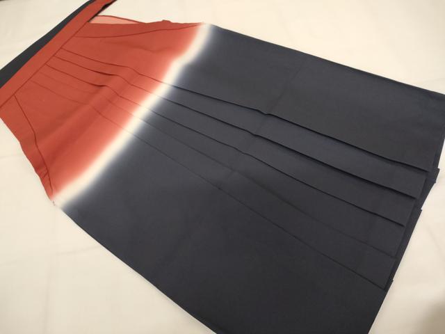 ■■■　サイズ　■■■ 【袴】 紐下 69.5cm ■■■　商品詳細　■■■ 袴【化繊】の状態は接写画像のように一の襞に引きつれ、紐に汚れがございますが その他特に目立ったシミ汚れなどもなく大変良い状態です。 お安く出品致しますので、是非この機会にいかがでしょうか？ ※ご自身で洗濯された場合の保証はできかねます。専門店にご相談ください。 ■■■　注意事項　■■■ ■モニター発色の具合により色合いが異なる場合がございます。 ■寸法は多少の誤差が生じる場合がございますのでご了承ください。 ■縫込みの長さが左右非対称の場合は短い部分を記載しております。 左右非対称であってもご返品・お値引き等の保証は出来かねますので、ご了承の上ご購入をお願い致します。 ■シミ等のチェックには注意を払っておりますが、見落としがある場合もございますし、個人の見解も様々ですので神経質な方のご購入はお控えください。 ■箪笥に入っておりました着物や帯なので畳みシワや匂いがあるものもございます。 ■お休みは基本的に土日祝となりますが、その他臨時でお休みする場合がございますのでご了承ください。 ■商品の発送は平日のみの発送となります。 ■夜間と土曜、日曜日はお問い合わせの回答が遅れる場合がございます。 ■当店では、お直し、紋入れ、お手入れ等は承っておりません。 ■生地の状態（ヤケ、経年劣化等）によってはサイズ直しが出来ない場合がございます。 その点もどうかご了承のうえ、ご購入をお願いいたします。 ■弊社で取り扱う商品は一点ものにつき、時期や在庫状況に応じて金額が変更となる場合がございます。 ■検針は行っておりません。予めご了承いただきますようお願いいたします。 ■【洗える着物】と記載のある商品におきましては、商品お届け後に洗濯を行ってしまってからのご返品にはご対応しかねます。 念の為、専門店でのお手入れをお願いいたします。 ■写真に写っている物が全てになります。それ以外の付属品はございませんのでご了承ください。 ■状態に関する写真につきましては、掲載可能な写真枚数に限りがあるため、各箇所につき1枚参考画像を掲載しております。 ■着物のサイズ目安は下記を参考ください↓ ＜女性着物＞　お端折り次第で＋5cm　−1cmが着用可能サイズ 　例）身丈170cmの場合、身長160cm〜175cm ＜男性着物＞　身丈＋約25cm〜27cm程が適応身長 　例）身丈155cmの場合、身長180〜182cm