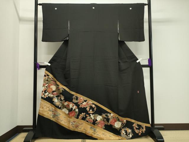 ■■■　サイズ　■■■ 身丈 166cm（肩から） 裄丈 62.5cm 袖丈 49cm　縫込み 3.5cm 袖幅 32cm 前幅 24cm 後幅 30.5cm 着物縫いこみ 内揚げ 4.5cm 裄 お袖側 約2cm　身頃側 約1cm ■■■　商品詳細　■■■ 【正絹・五つ紋・比翼仕立て】 状態は画像を添付しておりますので、そちらをご確認下さいますよう宜しくお願い致します。 大変上質な逸品になります。 お安く出品致しますので、是非この機会にいかがでしょうか？ ■■■　注意事項　■■■ ■モニター発色の具合により色合いが異なる場合がございます。 ■寸法は多少の誤差が生じる場合がございますのでご了承ください。 ■縫込みの長さが左右非対称の場合は短い部分を記載しております。 左右非対称であってもご返品・お値引き等の保証は出来かねますので、ご了承の上ご購入をお願い致します。 ■シミ等のチェックには注意を払っておりますが、見落としがある場合もございますし、個人の見解も様々ですので神経質な方のご購入はお控えください。 ■箪笥に入っておりました着物や帯なので畳みシワや匂いがあるものもございます。 ■お休みは基本的に土日祝となりますが、その他臨時でお休みする場合がございますのでご了承ください。 ■商品の発送は平日のみの発送となります。 ■夜間と土曜、日曜日はお問い合わせの回答が遅れる場合がございます。 ■当店では、お直し、紋入れ、お手入れ等は承っておりません。 ■生地の状態（ヤケ、経年劣化等）によってはサイズ直しが出来ない場合がございます。 その点もどうかご了承のうえ、ご購入をお願いいたします。 ■弊社で取り扱う商品は一点ものにつき、時期や在庫状況に応じて金額が変更となる場合がございます。 ■検針は行っておりません。予めご了承いただきますようお願いいたします。 ■【洗える着物】と記載のある商品におきましては、商品お届け後に洗濯を行ってしまってからのご返品にはご対応しかねます。 念の為、専門店でのお手入れをお願いいたします。 ■着物のサイズ目安は下記を参考ください↓ ＜女性着物＞　お端折り次第で＋5cm　−1cmが着用可能サイズ 　例）身丈170cmの場合、身長160cm〜175cm ＜男性着物＞　身丈＋約25cm〜27cm程が適応身長 　例）身丈155cmの場合、身長180〜182cm