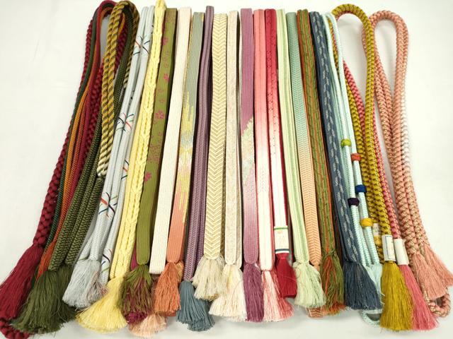 ■■■　商品詳細　■■■ ※こちらのお品はまとめての出品となりますので、 汚れ・サイズ等の詳細は記載しておりません。 ご理解の上でのご入札をお願い致します。 大変上質な逸品になります。 お安く出品致しますので、是非この機会にいかがでしょうか？ ■■■　注意事項　■■■ ■モニター発色の具合により色合いが異なる場合がございます。 ■寸法は多少の誤差が生じる場合がございますのでご了承ください。 ■縫込みの長さが左右非対称の場合は短い部分を記載しております。 左右非対称であってもご返品・お値引き等の保証は出来かねますので、ご了承の上ご購入をお願い致します。 ■シミ等のチェックには注意を払っておりますが、見落としがある場合もございますし、個人の見解も様々ですので神経質な方のご購入はお控えください。 ■箪笥に入っておりました着物や帯なので畳みシワや匂いがあるものもございます。 ■お休みは基本的に土日祝となりますが、その他臨時でお休みする場合がございますのでご了承ください。 ■商品の発送は平日のみの発送となります。 ■夜間と土曜、日曜日はお問い合わせの回答が遅れる場合がございます。 ■当店では、お直し、紋入れ、お手入れ等は承っておりません。 ■生地の状態（ヤケ、経年劣化等）によってはサイズ直しが出来ない場合がございます。 その点もどうかご了承のうえ、ご購入をお願いいたします。 ■弊社で取り扱う商品は一点ものにつき、時期や在庫状況に応じて金額が変更となる場合がございます。 ■検針は行っておりません。予めご了承いただきますようお願いいたします。 ■【洗える着物】と記載のある商品におきましては、商品お届け後に洗濯を行ってしまってからのご返品にはご対応しかねます。 念の為、専門店でのお手入れをお願いいたします。 ■着物のサイズ目安は下記を参考ください↓ ＜女性着物＞　お端折り次第で＋5cm　−1cmが着用可能サイズ 　例）身丈170cmの場合、身長160cm〜175cm ＜男性着物＞　身丈＋約25cm〜27cm程が適応身長 　例）身丈155cmの場合、身長180〜182cm