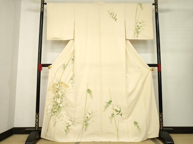 ■■■　サイズ　■■■ 身丈 167cm（肩から） 裄丈 65cm 袖丈 47cm　縫込み 3.5cm 袖幅 34cm 前幅 23cm 後幅 30.5cm 着物縫いこみ 内揚げ 0cm 裄 お袖側 約1cm　身頃側 約3cm ■■■　商品詳細　■■■ 【正絹】 状態は接写画像のように下前おくみ・両袖に薄い汚れ、白場にアク、衿裏にホックシミがございますが その他特に目立ったシミ汚れなどもなく大変良い状態です。 大変上質な逸品になります。 お安く出品致しますので、是非この機会にいかがでしょうか？ ■■■　注意事項　■■■ ■モニター発色の具合により色合いが異なる場合がございます。 ■寸法は多少の誤差が生じる場合がございますのでご了承ください。 ■縫込みの長さが左右非対称の場合は短い部分を記載しております。 左右非対称であってもご返品・お値引き等の保証は出来かねますので、ご了承の上ご購入をお願い致します。 ■シミ等のチェックには注意を払っておりますが、見落としがある場合もございますし、個人の見解も様々ですので神経質な方のご購入はお控えください。 ■箪笥に入っておりました着物や帯なので畳みシワや匂いがあるものもございます。 ■お休みは基本的に土日祝となりますが、その他臨時でお休みする場合がございますのでご了承ください。 ■商品の発送は平日のみの発送となります。 ■夜間と土曜、日曜日はお問い合わせの回答が遅れる場合がございます。 ■当店では、お直し、紋入れ、お手入れ等は承っておりません。 ■生地の状態（ヤケ、経年劣化等）によってはサイズ直しが出来ない場合がございます。 その点もどうかご了承のうえ、ご購入をお願いいたします。 ■弊社で取り扱う商品は一点ものにつき、時期や在庫状況に応じて金額が変更となる場合がございます。 ■検針は行っておりません。予めご了承いただきますようお願いいたします。 ■【洗える着物】と記載のある商品におきましては、商品お届け後に洗濯を行ってしまってからのご返品にはご対応しかねます。 念の為、専門店でのお手入れをお願いいたします。 ■着物のサイズ目安は下記を参考ください↓ ＜女性着物＞　お端折り次第で＋5?　−10?が着用可能サイズ 　例）身丈170?の場合、身長160?〜175? ＜男性着物＞　身丈＋約25?〜27?程が適応身長 　例）身丈155?の場合、身長180〜182?