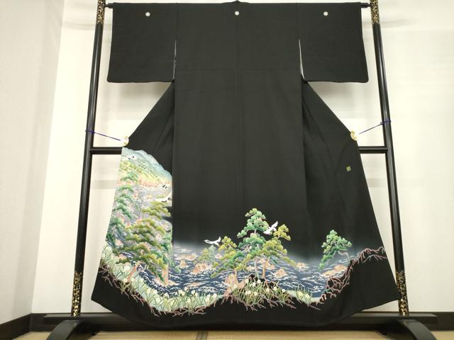 ■■■　サイズ　■■■ 身丈 155cm（肩から） 裄丈 62cm 袖丈 45cm　縫込み 6cm 袖幅 32cm 前幅 25cm 後幅 30cm 着物縫いこみ 内揚げ 10cm 裄 お袖側 約3cm　身頃側 約4cm ■■■　商品詳細　■■■ 【正絹・五つ紋・比翼仕立て】 状態は接写画像のように衿山に薄い汚れがございますが その他特に目立ったシミ汚れなどもなく大変良い状態です。 大変上質な逸品になります。 お安く出品致しますので、是非この機会にいかがでしょうか？ ■■■　注意事項　■■■ ■モニター発色の具合により色合いが異なる場合がございます。 ■寸法は多少の誤差が生じる場合がございますのでご了承ください。 ■縫込みの長さが左右非対称の場合は短い部分を記載しております。 左右非対称であってもご返品・お値引き等の保証は出来かねますので、ご了承の上ご購入をお願い致します。 ■シミ等のチェックには注意を払っておりますが、見落としがある場合もございますし、個人の見解も様々ですので神経質な方のご購入はお控えください。 ■箪笥に入っておりました着物や帯なので畳みシワや匂いがあるものもございます。 ■お休みは基本的に土日祝となりますが、その他臨時でお休みする場合がございますのでご了承ください。 ■商品の発送は平日のみの発送となります。 ■夜間と土曜、日曜日はお問い合わせの回答が遅れる場合がございます。 ■当店では、お直し、紋入れ、お手入れ等は承っておりません。 ■生地の状態（ヤケ、経年劣化等）によってはサイズ直しが出来ない場合がございます。 その点もどうかご了承のうえ、ご購入をお願いいたします。 ■弊社で取り扱う商品は一点ものにつき、時期や在庫状況に応じて金額が変更となる場合がございます。 ■検針は行っておりません。予めご了承いただきますようお願いいたします。 ■【洗える着物】と記載のある商品におきましては、商品お届け後に洗濯を行ってしまってからのご返品にはご対応しかねます。 念の為、専門店でのお手入れをお願いいたします。 ■着物のサイズ目安は下記を参考ください↓ ＜女性着物＞　お端折り次第で＋5cm　−1cmが着用可能サイズ 　例）身丈170cmの場合、身長160cm〜175cm ＜男性着物＞　身丈＋約25cm〜27cm程が適応身長 　例）身丈155cmの場合、身長180〜182cm
