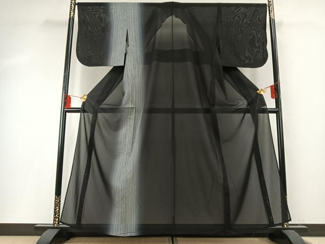 ■■■　サイズ　■■■ 身丈 159cm（肩から） 裄丈 66cm 袖丈 50cm　縫込み 4.5cm 袖幅 33cm 前幅 28cm 後幅 32cm 着物縫いこみ 内揚げ 5cm 裄 お袖側 約1.5cm　身頃側 約0cm ■■■　商品詳細　■■■ 【正絹】 状態は接写画像のように上前おくみ・上前・後身頃・衿山・両袖に薄い汚れがございますが その他特に目立ったシミ汚れなどもなく大変良い状態です。 大変上質な逸品になります。 お安く出品致しますので、是非この機会にいかがでしょうか？ ■■■　注意事項　■■■ ■モニター発色の具合により色合いが異なる場合がございます。 ■寸法は多少の誤差が生じる場合がございますのでご了承ください。 ■縫込みの長さが左右非対称の場合は短い部分を記載しております。 左右非対称であってもご返品・お値引き等の保証は出来かねますので、ご了承の上ご購入をお願い致します。 ■シミ等のチェックには注意を払っておりますが、見落としがある場合もございますし、個人の見解も様々ですので神経質な方のご購入はお控えください。 ■箪笥に入っておりました着物や帯なので畳みシワや匂いがあるものもございます。 ■お休みは基本的に土日祝となりますが、その他臨時でお休みする場合がございますのでご了承ください。 ■商品の発送は平日のみの発送となります。 ■夜間と土曜、日曜日はお問い合わせの回答が遅れる場合がございます。 ■当店では、お直し、紋入れ、お手入れ等は承っておりません。 ■生地の状態（ヤケ、経年劣化等）によってはサイズ直しが出来ない場合がございます。 その点もどうかご了承のうえ、ご購入をお願いいたします。 ■弊社で取り扱う商品は一点ものにつき、時期や在庫状況に応じて金額が変更となる場合がございます。 ■検針は行っておりません。予めご了承いただきますようお願いいたします。 ■【洗える着物】と記載のある商品におきましては、商品お届け後に洗濯を行ってしまってからのご返品にはご対応しかねます。 念の為、専門店でのお手入れをお願いいたします。 ■着物のサイズ目安は下記を参考ください↓ ＜女性着物＞　お端折り次第で＋5cm　−1cmが着用可能サイズ 　例）身丈170cmの場合、身長160cm〜175cm ＜男性着物＞　身丈＋約25cm〜27cm程が適応身長 　例）身丈155cmの場合、身長180〜182cm