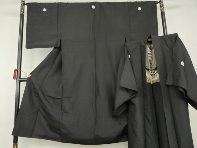 ■■■　サイズ　■■■ 身丈 139.5cm（肩から） 裄丈 66.5cm 袖丈 51cm　縫込み 3cm 袖幅 33.5cm 前幅 25cm 後幅 30cm 着物縫いこみ 内揚げ 3cm 裄 お袖側 約1cm　身頃側 約2cm 【羽織】 身丈 101cm（肩から） 裄丈 67cm 袖丈 51.5cm　縫込み 1cm 袖幅 33.5cm 前幅 19.5cm 後幅 30cm 着物縫いこみ 内揚げ 0cm 裄 お袖側 約2cm　身頃側 約1.5cm ■■■　商品詳細　■■■ 【正絹・五つ紋】 状態は特に目立ったシミ汚れなどもなく大変良い状態です。 大変上質な逸品になります。 お安く出品致しますので、是非この機会にいかがでしょうか？ ■■■　注意事項　■■■ ■モニター発色の具合により色合いが異なる場合がございます。 ■寸法は多少の誤差が生じる場合がございますのでご了承ください。 ■縫込みの長さが左右非対称の場合は短い部分を記載しております。 左右非対称であってもご返品・お値引き等の保証は出来かねますので、ご了承の上ご購入をお願い致します。 ■シミ等のチェックには注意を払っておりますが、見落としがある場合もございますし、個人の見解も様々ですので神経質な方のご購入はお控えください。 ■箪笥に入っておりました着物や帯なので畳みシワや匂いがあるものもございます。 ■お休みは基本的に土日祝となりますが、その他臨時でお休みする場合がございますのでご了承ください。 ■商品の発送は平日のみの発送となります。 ■夜間と土曜、日曜日はお問い合わせの回答が遅れる場合がございます。 ■当店では、お直し、紋入れ、お手入れ等は承っておりません。 ■生地の状態（ヤケ、経年劣化等）によってはサイズ直しが出来ない場合がございます。 その点もどうかご了承のうえ、ご購入をお願いいたします。 ■弊社で取り扱う商品は一点ものにつき、時期や在庫状況に応じて金額が変更となる場合がございます。 ■検針は行っておりません。予めご了承いただきますようお願いいたします。 ■【洗える着物】と記載のある商品におきましては、商品お届け後に洗濯を行ってしまってからのご返品にはご対応しかねます。 念の為、専門店でのお手入れをお願いいたします。 ■写真に写っている物が全てになります。それ以外の付属品はございませんのでご了承ください。 ■状態に関する写真につきましては、掲載可能な写真枚数に限りがあるため、各箇所につき1枚参考画像を掲載しております。 ■着物のサイズ目安は下記を参考ください↓ ＜女性着物＞　お端折り次第で＋5cm　−1cmが着用可能サイズ 　例）身丈170cmの場合、身長160cm〜175cm ＜男性着物＞　身丈＋約25cm〜27cm程が適応身長 　例）身丈155cmの場合、身長180〜182cm