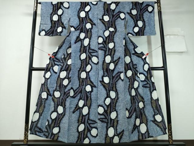 ■■■　サイズ　■■■ 身丈 155cm（肩から） 裄丈 66.5cm 袖丈 43cm　縫込み 2.5cm 袖幅 34cm 前幅 26cm 後幅 30.5cm 着物縫いこみ 内揚げ 0cm 裄 お袖側 約0cm　身頃側 約0cm ■■■　商品詳細　■■■ 【綿】 状態は接写画像のように表地所々に薄い汚れ・ヤケ、肩当てに薄いシミ、居敷当てに糸解けがございます。 人気の高い“有松鳴海絞り”の浴衣でございます。 “鳴海絞り”ならではの表情を生み出す立体感と 淡いぼかしで息を吹き込まれ、 今にも動き出しそうな迫力を放っております。 夏祭りや花火大会、これから増えるイベントに連れ立って、 より夏をお楽しみ下さいませ。 大変上質な逸品になりますのでぜひお手入れをされてお召しになられてはいかがでしょうか。 お安く出品致しますので、是非この機会にいかがでしょうか？ ■■■　注意事項　■■■ ■モニター発色の具合により色合いが異なる場合がございます。 ■寸法は多少の誤差が生じる場合がございますのでご了承ください。 ■縫込みの長さが左右非対称の場合は短い部分を記載しております。 左右非対称であってもご返品・お値引き等の保証は出来かねますので、ご了承の上ご購入をお願い致します。 ■シミ等のチェックには注意を払っておりますが、見落としがある場合もございますし、個人の見解も様々ですので神経質な方のご購入はお控えください。 ■箪笥に入っておりました着物や帯なので畳みシワや匂いがあるものもございます。 ■お休みは基本的に土日祝となりますが、その他臨時でお休みする場合がございますのでご了承ください。 ■商品の発送は平日のみの発送となります。 ■夜間と土曜、日曜日はお問い合わせの回答が遅れる場合がございます。 ■当店では、お直し、紋入れ、お手入れ等は承っておりません。 ■生地の状態（ヤケ、経年劣化等）によってはサイズ直しが出来ない場合がございます。 その点もどうかご了承のうえ、ご購入をお願いいたします。 ■弊社で取り扱う商品は一点ものにつき、時期や在庫状況に応じて金額が変更となる場合がございます。 ■検針は行っておりません。予めご了承いただきますようお願いいたします。 ■【洗える着物】と記載のある商品におきましては、商品お届け後に洗濯を行ってしまってからのご返品にはご対応しかねます。 念の為、専門店でのお手入れをお願いいたします。 ■着物のサイズ目安は下記を参考ください↓ ＜女性着物＞　お端折り次第で＋5?　−10?が着用可能サイズ 　例）身丈170?の場合、身長160?〜175? ＜男性着物＞　身丈＋約25?〜27?程が適応身長 　例）身丈155?の場合、身長180〜182?