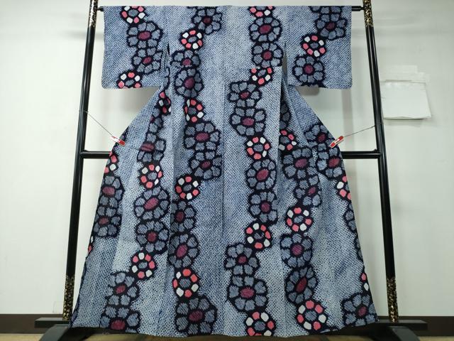 ■■■　サイズ　■■■ 身丈 159cm（肩から） 裄丈 65.5cm 袖丈 46.5cm　縫込み 2cm 袖幅 34.5cm 前幅 26cm 後幅 30cm 着物縫いこみ 内揚げ 0cm 裄 お袖側 約1cm　身頃側 約2cm ■■■　商品詳細　■■■ 【綿】 状態は接写画像のように表地にヤケがございますが その他特に目立ったシミ汚れなどもなく大変良い状態です。 人気の高い“有松鳴海絞り”の浴衣でございます。 “鳴海絞り”ならではの表情を生み出す立体感と 淡いぼかしで息を吹き込まれ、 今にも動き出しそうな迫力を放っております。 夏祭りや花火大会、これから増えるイベントに連れ立って、 より夏をお楽しみ下さいませ。 大変上質な逸品になります。 お安く出品致しますので、是非この機会にいかがでしょうか？ ■■■　注意事項　■■■ ■モニター発色の具合により色合いが異なる場合がございます。 ■寸法は多少の誤差が生じる場合がございますのでご了承ください。 ■縫込みの長さが左右非対称の場合は短い部分を記載しております。 左右非対称であってもご返品・お値引き等の保証は出来かねますので、ご了承の上ご購入をお願い致します。 ■シミ等のチェックには注意を払っておりますが、見落としがある場合もございますし、個人の見解も様々ですので神経質な方のご購入はお控えください。 ■箪笥に入っておりました着物や帯なので畳みシワや匂いがあるものもございます。 ■お休みは基本的に土日祝となりますが、その他臨時でお休みする場合がございますのでご了承ください。 ■商品の発送は平日のみの発送となります。 ■夜間と土曜、日曜日はお問い合わせの回答が遅れる場合がございます。 ■当店では、お直し、紋入れ、お手入れ等は承っておりません。 ■生地の状態（ヤケ、経年劣化等）によってはサイズ直しが出来ない場合がございます。 その点もどうかご了承のうえ、ご購入をお願いいたします。 ■弊社で取り扱う商品は一点ものにつき、時期や在庫状況に応じて金額が変更となる場合がございます。 ■検針は行っておりません。予めご了承いただきますようお願いいたします。 ■【洗える着物】と記載のある商品におきましては、商品お届け後に洗濯を行ってしまってからのご返品にはご対応しかねます。 念の為、専門店でのお手入れをお願いいたします。 ■着物のサイズ目安は下記を参考ください↓ ＜女性着物＞　お端折り次第で＋5?　−10?が着用可能サイズ 　例）身丈170?の場合、身長160?〜175? ＜男性着物＞　身丈＋約25?〜27?程が適応身長 　例）身丈155?の場合、身長180〜182?