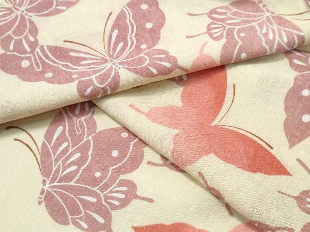 ■■■　サイズ　■■■ 身丈 161cm（肩から） 裄丈 65cm 袖丈 52cm　縫込み 4cm 袖幅 34cm 前幅 24.5cm 後幅 28.5cm 着物縫いこみ 内揚げ 2cm 裄 お袖側 約2cm　身頃側 約2.5cm ■■■　商品詳細　■■■ 【化繊・未使用】 状態は特に目立ったシミ汚れなどもなく大変良い状態です。 お安く出品致しますので、是非この機会にいかがでしょうか？ ■■■　注意事項　■■■ ■モニター発色の具合により色合いが異なる場合がございます。 ■寸法は多少の誤差が生じる場合がございますのでご了承ください。 ■縫込みの長さが左右非対称の場合は短い部分を記載しております。 左右非対称であってもご返品・お値引き等の保証は出来かねますので、ご了承の上ご購入をお願い致します。 ■シミ等のチェックには注意を払っておりますが、見落としがある場合もございますし、個人の見解も様々ですので神経質な方のご購入はお控えください。 ■箪笥に入っておりました着物や帯なので畳みシワや匂いがあるものもございます。 ■お休みは基本的に土日祝となりますが、その他臨時でお休みする場合がございますのでご了承ください。 ■商品の発送は平日のみの発送となります。 ■夜間と土曜、日曜日はお問い合わせの回答が遅れる場合がございます。 ■当店では、お直し、紋入れ、お手入れ等は承っておりません。 ■生地の状態（ヤケ、経年劣化等）によってはサイズ直しが出来ない場合がございます。 その点もどうかご了承のうえ、ご購入をお願いいたします。 ■弊社で取り扱う商品は一点ものにつき、時期や在庫状況に応じて金額が変更となる場合がございます。 ■検針は行っておりません。予めご了承いただきますようお願いいたします。 ■【洗える着物】と記載のある商品におきましては、商品お届け後に洗濯を行ってしまってからのご返品にはご対応しかねます。 念の為、専門店でのお手入れをお願いいたします。 ■着物のサイズ目安は下記を参考ください↓ ＜女性着物＞　お端折り次第で＋5?　−10?が着用可能サイズ 　例）身丈170?の場合、身長160?〜175? ＜男性着物＞　身丈＋約25?〜27?程が適応身長 　例）身丈155?の場合、身長180〜182?