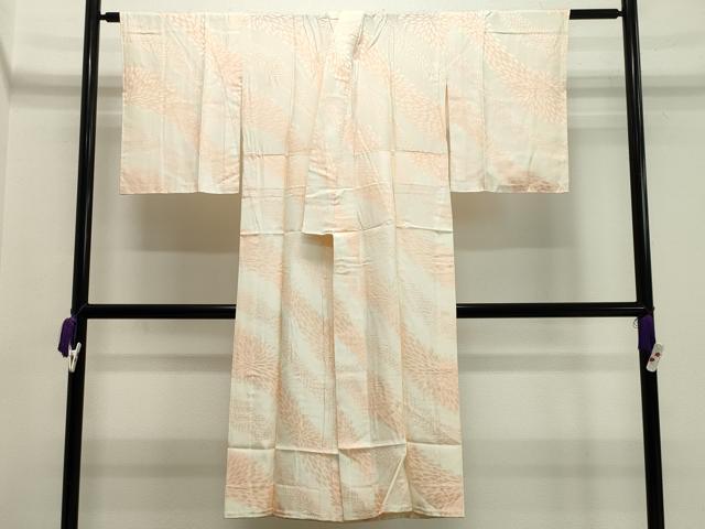 ■■■　サイズ　■■■ 身丈 127.5cm（肩から） 裄丈 61.5cm 袖丈 49cm　縫込み 2.5cm 袖幅 31.5cm 前幅 28cm 後幅 30.5cm 着物縫いこみ 内揚げ 8.5cm 裄 お袖側 約3.5cm　身頃側 約2cm ■■■　商品詳細　■■■ 【正絹】 状態は画像を添付しておりますので、そちらをご確認下さいますよう宜しくお願い致します。 大変上質な逸品になります。 お安く出品致しますので、是非この機会にいかがでしょうか？ ■■■　注意事項　■■■ ■モニター発色の具合により色合いが異なる場合がございます。 ■寸法は多少の誤差が生じる場合がございますのでご了承ください。 ■縫込みの長さが左右非対称の場合は短い部分を記載しております。 左右非対称であってもご返品・お値引き等の保証は出来かねますので、ご了承の上ご購入をお願い致します。 ■シミ等のチェックには注意を払っておりますが、見落としがある場合もございますし、個人の見解も様々ですので神経質な方のご購入はお控えください。 ■箪笥に入っておりました着物や帯なので畳みシワや匂いがあるものもございます。 ■お休みは基本的に土日祝となりますが、その他臨時でお休みする場合がございますのでご了承ください。 ■商品の発送は平日のみの発送となります。 ■夜間と土曜、日曜日はお問い合わせの回答が遅れる場合がございます。 ■当店では、お直し、紋入れ、お手入れ等は承っておりません。 ■生地の状態（ヤケ、経年劣化等）によってはサイズ直しが出来ない場合がございます。 その点もどうかご了承のうえ、ご購入をお願いいたします。 ■弊社で取り扱う商品は一点ものにつき、時期や在庫状況に応じて金額が変更となる場合がございます。 ■検針は行っておりません。予めご了承いただきますようお願いいたします。 ■【洗える着物】と記載のある商品におきましては、商品お届け後に洗濯を行ってしまってからのご返品にはご対応しかねます。 念の為、専門店でのお手入れをお願いいたします。 ■着物のサイズ目安は下記を参考ください↓ ＜女性着物＞　お端折り次第で＋5cm　−1cmが着用可能サイズ 　例）身丈170cmの場合、身長160cm〜175cm ＜男性着物＞　身丈＋約25cm〜27cm程が適応身長 　例）身丈155cmの場合、身長180〜182cm