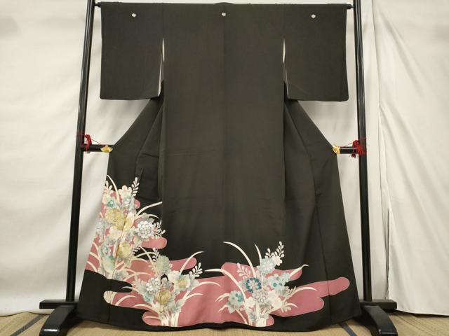 ■■■　サイズ　■■■ 身丈 164cm（肩から） 裄丈 64cm 袖丈 53cm　縫込み 3cm 袖幅 32cm 前幅 25cm 後幅 31cm 着物縫いこみ 内揚げ 0cm 裄 お袖側 約2cm　身頃側 約2cm ■■■　商品詳細　■■■ 【正絹・五つ紋・比翼仕立て】 状態は画像を添付しておりますので、そちらをご確認下さいますよう宜しくお願い致します。 大変上質な逸品になります。 お安く出品致しますので、是非この機会にいかがでしょうか？ ■■■　注意事項　■■■ ■モニター発色の具合により色合いが異なる場合がございます。 ■寸法は多少の誤差が生じる場合がございますのでご了承ください。 ■縫込みの長さが左右非対称の場合は短い部分を記載しております。 左右非対称であってもご返品・お値引き等の保証は出来かねますので、ご了承の上ご購入をお願い致します。 ■シミ等のチェックには注意を払っておりますが、見落としがある場合もございますし、個人の見解も様々ですので神経質な方のご購入はお控えください。 ■箪笥に入っておりました着物や帯なので畳みシワや匂いがあるものもございます。 ■お休みは基本的に土日祝となりますが、その他臨時でお休みする場合がございますのでご了承ください。 ■商品の発送は平日のみの発送となります。 ■夜間と土曜、日曜日はお問い合わせの回答が遅れる場合がございます。 ■当店では、お直し、紋入れ、お手入れ等は承っておりません。 ■生地の状態（ヤケ、経年劣化等）によってはサイズ直しが出来ない場合がございます。 その点もどうかご了承のうえ、ご購入をお願いいたします。 ■弊社で取り扱う商品は一点ものにつき、時期や在庫状況に応じて金額が変更となる場合がございます。 ■検針は行っておりません。予めご了承いただきますようお願いいたします。 ■【洗える着物】と記載のある商品におきましては、商品お届け後に洗濯を行ってしまってからのご返品にはご対応しかねます。 念の為、専門店でのお手入れをお願いいたします。 ■着物のサイズ目安は下記を参考ください↓ ＜女性着物＞　お端折り次第で＋5cm　−1cmが着用可能サイズ 　例）身丈170cmの場合、身長160cm〜175cm ＜男性着物＞　身丈＋約25cm〜27cm程が適応身長 　例）身丈155cmの場合、身長180〜182cm