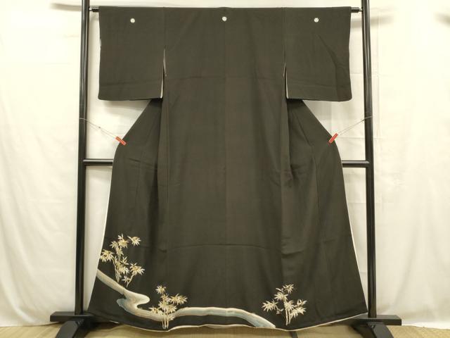 ■■■　サイズ　■■■ 身丈 156.5cm（肩から） 裄丈 62cm 袖丈 47.5cm　縫込み 4.5cm 袖幅 32cm 前幅 24cm 後幅 29.5cm 着物縫いこみ 内揚げ 0cm 裄 お袖側 約3cm　身頃側 約7cm ■■■　商品詳細　■■■ 【正絹・五つ紋・比翼仕立て】 状態は画像を添付しておりますので、そちらをご確認下さいますよう宜しくお願い致します。 大変上質な逸品になります。 お安く出品致しますので、是非この機会にいかがでしょうか？ ■■■　注意事項　■■■ ■モニター発色の具合により色合いが異なる場合がございます。 ■寸法は多少の誤差が生じる場合がございますのでご了承ください。 ■縫込みの長さが左右非対称の場合は短い部分を記載しております。 左右非対称であってもご返品・お値引き等の保証は出来かねますので、ご了承の上ご購入をお願い致します。 ■シミ等のチェックには注意を払っておりますが、見落としがある場合もございますし、個人の見解も様々ですので神経質な方のご購入はお控えください。 ■箪笥に入っておりました着物や帯なので畳みシワや匂いがあるものもございます。 ■お休みは基本的に土日祝となりますが、その他臨時でお休みする場合がございますのでご了承ください。 ■商品の発送は平日のみの発送となります。 ■夜間と土曜、日曜日はお問い合わせの回答が遅れる場合がございます。 ■当店では、お直し、紋入れ、お手入れ等は承っておりません。 ■生地の状態（ヤケ、経年劣化等）によってはサイズ直しが出来ない場合がございます。 その点もどうかご了承のうえ、ご購入をお願いいたします。 ■弊社で取り扱う商品は一点ものにつき、時期や在庫状況に応じて金額が変更となる場合がございます。 ■検針は行っておりません。予めご了承いただきますようお願いいたします。 ■【洗える着物】と記載のある商品におきましては、商品お届け後に洗濯を行ってしまってからのご返品にはご対応しかねます。 念の為、専門店でのお手入れをお願いいたします。 ■着物のサイズ目安は下記を参考ください↓ ＜女性着物＞　お端折り次第で＋5cm　−1cmが着用可能サイズ 　例）身丈170cmの場合、身長160cm〜175cm ＜男性着物＞　身丈＋約25cm〜27cm程が適応身長 　例）身丈155cmの場合、身長180〜182cm