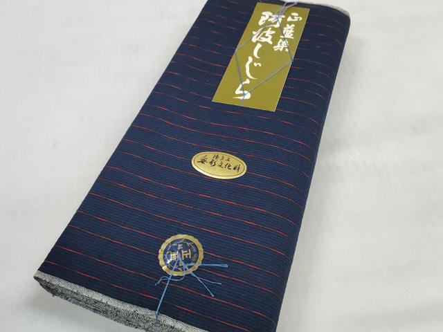 ■■■　サイズ　■■■ 長さ　　着尺分あり 幅　　　約37cm ■■■　商品詳細　■■■ 【綿・未使用】 状態は接写画像のように耳部分に薄い汚れがございます。 徳島県の伝統的な綿織物で、 国によって伝統的工芸品に指定されている阿波しじら織。 かつて徳島藩では庶民の絹織物の着用が禁じられており、 綿織物をよりお洒落に楽しみたいという人々の思いから生まれた織物です。 経糸の伸縮性を利用した、独特のしぼのある風合いが 素朴な魅力に満ちていて、なんといっても先染め糸で 織り表された柄が気取らないお洒落さを感じさせます。 また、木綿の肌触りも大変優しくさらさらしており、 吸湿性に優れていますので蒸れずに快適な着物姿を楽しめます。 大変上質な逸品になります。 お安く出品致しますので、是非この機会にいかがでしょうか？ ■■■　注意事項　■■■ ■モニター発色の具合により色合いが異なる場合がございます。 ■寸法は多少の誤差が生じる場合がございますのでご了承ください。 ■縫込みの長さが左右非対称の場合は短い部分を記載しております。 左右非対称であってもご返品・お値引き等の保証は出来かねますので、ご了承の上ご購入をお願い致します。 ■シミ等のチェックには注意を払っておりますが、見落としがある場合もございますし、個人の見解も様々ですので神経質な方のご購入はお控えください。 ■箪笥に入っておりました着物や帯なので畳みシワや匂いがあるものもございます。 ■お休みは基本的に土日祝となりますが、その他臨時でお休みする場合がございますのでご了承ください。 ■商品の発送は平日のみの発送となります。 ■夜間と土曜、日曜日はお問い合わせの回答が遅れる場合がございます。 ■当店では、お直し、紋入れ、お手入れ等は承っておりません。 ■生地の状態（ヤケ、経年劣化等）によってはサイズ直しが出来ない場合がございます。 その点もどうかご了承のうえ、ご購入をお願いいたします。 ■弊社で取り扱う商品は一点ものにつき、時期や在庫状況に応じて金額が変更となる場合がございます。 ■検針は行っておりません。予めご了承いただきますようお願いいたします。 ■【洗える着物】と記載のある商品におきましては、商品お届け後に洗濯を行ってしまってからのご返品にはご対応しかねます。 念の為、専門店でのお手入れをお願いいたします。 ■着物のサイズ目安は下記を参考ください↓ ＜女性着物＞　お端折り次第で＋5cm　−1cmが着用可能サイズ 　例）身丈170cmの場合、身長160cm〜175cm ＜男性着物＞　身丈＋約25cm〜27cm程が適応身長 　例）身丈155cmの場合、身長180〜182cm