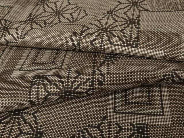 ■■■　サイズ　■■■ 身丈 155cm（肩から） 裄丈 63cm 袖丈 47cm　縫込み 2.5cm 袖幅 32.5cm 前幅 24cm 後幅 29cm 着物縫いこみ 内揚げ 1.5cm 裄 お袖側 約2cm　身頃側 約3cm ■■■　商品詳細　■■■ 【正絹・未使用】 状態は特に目立ったシミ汚れなどもなく大変良い状態です。 大変上質な逸品になります。 お安く出品致しますので、是非この機会にいかがでしょうか？ ■■■　注意事項　■■■ ■モニター発色の具合により色合いが異なる場合がございます。 ■寸法は多少の誤差が生じる場合がございますのでご了承ください。 ■縫込みの長さが左右非対称の場合は短い部分を記載しております。 左右非対称であってもご返品・お値引き等の保証は出来かねますので、ご了承の上ご購入をお願い致します。 ■シミ等のチェックには注意を払っておりますが、見落としがある場合もございますし、個人の見解も様々ですので神経質な方のご購入はお控えください。 ■箪笥に入っておりました着物や帯なので畳みシワや匂いがあるものもございます。 ■お休みは基本的に土日祝となりますが、その他臨時でお休みする場合がございますのでご了承ください。 ■商品の発送は平日のみの発送となります。 ■夜間と土曜、日曜日はお問い合わせの回答が遅れる場合がございます。 ■当店では、お直し、紋入れ、お手入れ等は承っておりません。 ■生地の状態（ヤケ、経年劣化等）によってはサイズ直しが出来ない場合がございます。 その点もどうかご了承のうえ、ご購入をお願いいたします。 ■弊社で取り扱う商品は一点ものにつき、時期や在庫状況に応じて金額が変更となる場合がございます。 ■検針は行っておりません。予めご了承いただきますようお願いいたします。 ■【洗える着物】と記載のある商品におきましては、商品お届け後に洗濯を行ってしまってからのご返品にはご対応しかねます。 念の為、専門店でのお手入れをお願いいたします。 ■着物のサイズ目安は下記を参考ください↓ ＜女性着物＞　お端折り次第で＋5cm　−1cmが着用可能サイズ 　例）身丈170cmの場合、身長160cm〜175cm ＜男性着物＞　身丈＋約25cm〜27cm程が適応身長 　例）身丈155cmの場合、身長180〜182cm