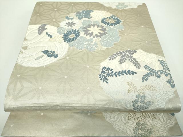 ■■■　サイズ　■■■ 長さ 424cm 幅 31cm程 ■■■　商品詳細　■■■ 【正絹】 状態は締めてはおりますが 特に目立ったシミ汚れなどもなく大変良い状態です。 大変上質な逸品になります。 お安く出品致しますので、是非この機会にいかがでしょうか？ ■■■　注意事項　■■■ ■モニター発色の具合により色合いが異なる場合がございます。 ■寸法は多少の誤差が生じる場合がございますのでご了承ください。 ■縫込みの長さが左右非対称の場合は短い部分を記載しております。 左右非対称であってもご返品・お値引き等の保証は出来かねますので、ご了承の上ご購入をお願い致します。 ■シミ等のチェックには注意を払っておりますが、見落としがある場合もございますし、個人の見解も様々ですので神経質な方のご購入はお控えください。 ■箪笥に入っておりました着物や帯なので畳みシワや匂いがあるものもございます。 ■お休みは基本的に土日祝となりますが、その他臨時でお休みする場合がございますのでご了承ください。 ■商品の発送は平日のみの発送となります。 ■夜間と土曜、日曜日はお問い合わせの回答が遅れる場合がございます。 ■当店では、お直し、紋入れ、お手入れ等は承っておりません。 ■生地の状態（ヤケ、経年劣化等）によってはサイズ直しが出来ない場合がございます。 その点もどうかご了承のうえ、ご購入をお願いいたします。 ■弊社で取り扱う商品は一点ものにつき、時期や在庫状況に応じて金額が変更となる場合がございます。 ■検針は行っておりません。予めご了承いただきますようお願いいたします。 ■【洗える着物】と記載のある商品におきましては、商品お届け後に洗濯を行ってしまってからのご返品にはご対応しかねます。 念の為、専門店でのお手入れをお願いいたします。 ■着物のサイズ目安は下記を参考ください↓ ＜女性着物＞　お端折り次第で＋5cm　−1cmが着用可能サイズ 　例）身丈170cmの場合、身長160cm〜175cm ＜男性着物＞　身丈＋約25cm〜27cm程が適応身長 　例）身丈155cmの場合、身長180〜182cm