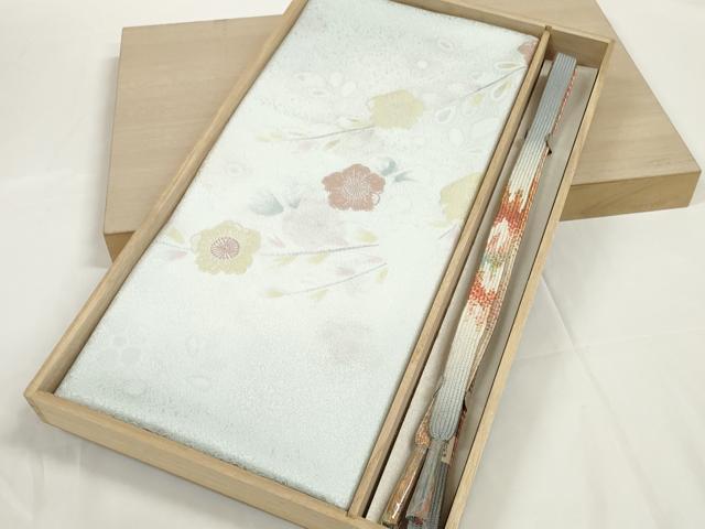 ■■■　商品詳細　■■■ 【サイズ】 長さ　158cm程（房含む） 【未使用】 状態は参考画像のように薄い汚れがございます。 大変上質な逸品になります。 お安く出品致しますので、是非この機会にいかがでしょうか？ ■■■　注意事項　■■■ ■モニター発色の具合により色合いが異なる場合がございます。 ■寸法は多少の誤差が生じる場合がございますのでご了承ください。 ■縫込みの長さが左右非対称の場合は短い部分を記載しております。 左右非対称であってもご返品・お値引き等の保証は出来かねますので、ご了承の上ご購入をお願い致します。 ■シミ等のチェックには注意を払っておりますが、見落としがある場合もございますし、個人の見解も様々ですので神経質な方のご購入はお控えください。 ■箪笥に入っておりました着物や帯なので畳みシワや匂いがあるものもございます。 ■お休みは基本的に土日祝となりますが、その他臨時でお休みする場合がございますのでご了承ください。 ■商品の発送は平日のみの発送となります。 ■夜間と土曜、日曜日はお問い合わせの回答が遅れる場合がございます。 ■当店では、お直し、紋入れ、お手入れ等は承っておりません。 ■生地の状態（ヤケ、経年劣化等）によってはサイズ直しが出来ない場合がございます。 その点もどうかご了承のうえ、ご購入をお願いいたします。 ■弊社で取り扱う商品は一点ものにつき、時期や在庫状況に応じて金額が変更となる場合がございます。 ■検針は行っておりません。予めご了承いただきますようお願いいたします。 ■【洗える着物】と記載のある商品におきましては、商品お届け後に洗濯を行ってしまってからのご返品にはご対応しかねます。 念の為、専門店でのお手入れをお願いいたします。 ■着物のサイズ目安は下記を参考ください↓ ＜女性着物＞　お端折り次第で＋5cm　−1cmが着用可能サイズ 　例）身丈170cmの場合、身長160cm〜175cm ＜男性着物＞　身丈＋約25cm〜27cm程が適応身長 　例）身丈155cmの場合、身長180〜182cm