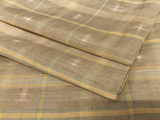 ■■■　サイズ　■■■ 身丈 150cm（肩から） 裄丈 63cm 袖丈 45.5cm　縫込み 3cm 袖幅 32cm 前幅 25cm 後幅 29.5cm 着物縫いこみ 内揚げ 0cm 裄 お袖側 約2cm　身頃側 約2cm ■■■　商品詳細　■■■ 【正絹】 状態は接写画像のように八掛・胴裏に薄い汚れがございますが その他表地は特に目立ったシミ汚れなどもなく大変良い状態です。 大変上質な逸品になります。 お安く出品致しますので、是非この機会にいかがでしょうか？ ■■■　注意事項　■■■ ■モニター発色の具合により色合いが異なる場合がございます。 ■寸法は多少の誤差が生じる場合がございますのでご了承ください。 ■シミ等のチェックには注意を払っておりますが、見落としがある場合もございますし、個人の見解も様々ですので神経質な方のご購入はお控えください。 ■箪笥に入っておりました着物や帯なので畳みシワや匂いがあるものもございます。 ■お休みは基本的に土日祝となりますが、その他臨時でお休みする場合がございますのでご了承ください。 ■商品の発送は平日のみの発送となります。 ■夜間と土曜、日曜日はお問い合わせの回答が遅れる場合がございます。 ■当店では、お直し、紋入れ、お手入れ等は承っておりません。 ■生地の状態（ヤケ、経年劣化等）によってはサイズ直しが出来ない場合がございます。 その点もどうかご了承のうえ、ご購入をお願いいたします。 ■着物のサイズ目安は下記を参考ください↓ ＜女性着物＞　身長-10cm+5cmが着用可能サイズ(お端折り次第) 　例）身長160cmの方→着物身丈150cm〜165cm ＜男性着物＞　身長-27cm ±5cmが着用可能サイズ 　例）身長170cmの方→着物身丈138cm〜148cm