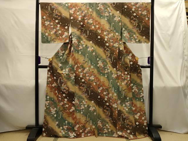 ■■■　サイズ　■■■ 身丈 167cm（肩から） 裄丈 67cm 袖丈 50cm　縫込み 4.5cm 袖幅 34cm 前幅 23.5cm 後幅 31cm 着物縫いこみ 内揚げ 0cm 裄 お袖側 約1.5cm　身頃側 約2cm ■■■　商品詳細　■■■ 【正絹】 状態は特に目立ったシミ汚れなどもなく大変良い状態です。 大変上質な逸品になります。 お安く出品致しますので、是非この機会にいかがでしょうか？ ■■■　注意事項　■■■ ■モニター発色の具合により色合いが異なる場合がございます。 ■寸法は多少の誤差が生じる場合がございますのでご了承ください。 ■縫込みの長さが左右非対称の場合は短い部分を記載しております。 左右非対称であってもご返品・お値引き等の保証は出来かねますので、ご了承の上ご購入をお願い致します。 ■シミ等のチェックには注意を払っておりますが、見落としがある場合もございますし、個人の見解も様々ですので神経質な方のご購入はお控えください。 ■箪笥に入っておりました着物や帯なので畳みシワや匂いがあるものもございます。 ■お休みは基本的に土日祝となりますが、その他臨時でお休みする場合がございますのでご了承ください。 ■商品の発送は平日のみの発送となります。 ■夜間と土曜、日曜日はお問い合わせの回答が遅れる場合がございます。 ■当店では、お直し、紋入れ、お手入れ等は承っておりません。 ■生地の状態（ヤケ、経年劣化等）によってはサイズ直しが出来ない場合がございます。 その点もどうかご了承のうえ、ご購入をお願いいたします。 ■弊社で取り扱う商品は一点ものにつき、時期や在庫状況に応じて金額が変更となる場合がございます。 ■検針は行っておりません。予めご了承いただきますようお願いいたします。 ■【洗える着物】と記載のある商品におきましては、商品お届け後に洗濯を行ってしまってからのご返品にはご対応しかねます。 念の為、専門店でのお手入れをお願いいたします。 ■写真に写っている物が全てになります。それ以外の付属品はございませんのでご了承ください。 ■着物のサイズ目安は下記を参考ください↓ ＜女性着物＞　お端折り次第で＋5cm　－1cmが着用可能サイズ 　例）身丈170cmの場合、身長160cm～175cm ＜男性着物＞　身丈＋約25cm～27cm程が適応身長 　例）身丈155cmの場合、身長180～182cm