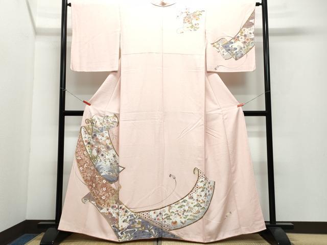 ■■■　サイズ　■■■ 身丈 160.5cm（肩から） 裄丈 64cm 袖丈 49.5cm　縫込み 4cm 袖幅 34cm 前幅 25.5cm 後幅 29cm 着物縫いこみ 内揚げ 5.5cm 裄 お袖側 約2cm　身頃側 約4cm ■■■　商品詳細　■■■ 【正絹】 状態は接写画像のように表地所々・衿山に薄い汚れがございます。 大変上質な逸品になりますのでぜひお手入れをされてお召しになられてはいかがでしょうか。 お安く出品致しますので、是非この機会にいかがでしょうか？ ■■■　注意事項　■■■ ■モニター発色の具合により色合いが異なる場合がございます。 ■寸法は多少の誤差が生じる場合がございますのでご了承ください。 ■シミ等のチェックには注意を払っておりますが、見落としがある場合もございますし、個人の見解も様々ですので神経質な方のご購入はお控えください。 ■箪笥に入っておりました着物や帯なので畳みシワや匂いがあるものもございます。 ■お休みは基本的に土日祝となりますが、その他臨時でお休みする場合がございますのでご了承ください。 ■商品の発送は平日のみの発送となります。 ■夜間と土曜、日曜日はお問い合わせの回答が遅れる場合がございます。 ■当店では、お直し、紋入れ、お手入れ等は承っておりません。 ■生地の状態（ヤケ、経年劣化等）によってはサイズ直しが出来ない場合がございます。 その点もどうかご了承のうえ、ご購入をお願いいたします。 ■着物のサイズ目安は下記を参考ください↓ ＜女性着物＞　身長-10cm+5cmが着用可能サイズ(お端折り次第) 　例）身長160cmの方→着物身丈150cm〜165cm ＜男性着物＞　身長-27cm ±5cmが着用可能サイズ 　例）身長170cmの方→着物身丈138cm〜148cm