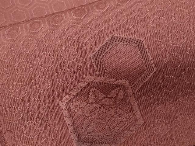 ■■■　サイズ　■■■ 身丈 164cm（肩から） 裄丈 66cm 袖丈 45cm　縫込み 2cm 袖幅 34cm 前幅 29cm 後幅 30cm 着物縫いこみ 内揚げ 0cm 裄 お袖側 約1cm　身頃側 約1cm ■■■　商品詳細　■■■ 【正絹】 状態は特に目立ったシミ汚れなどもなく大変良い状態です。 大変上質な逸品になります。 お安く出品致しますので、是非この機会にいかがでしょうか？ ■■■　注意事項　■■■ ■モニター発色の具合により色合いが異なる場合がございます。 ■寸法は多少の誤差が生じる場合がございますのでご了承ください。 ■縫込みの長さが左右非対称の場合は短い部分を記載しております。 左右非対称であってもご返品・お値引き等の保証は出来かねますので、ご了承の上ご購入をお願い致します。 ■シミ等のチェックには注意を払っておりますが、見落としがある場合もございますし、個人の見解も様々ですので神経質な方のご購入はお控えください。 ■箪笥に入っておりました着物や帯なので畳みシワや匂いがあるものもございます。 ■お休みは基本的に土日祝となりますが、その他臨時でお休みする場合がございますのでご了承ください。 ■商品の発送は平日のみの発送となります。 ■夜間と土曜、日曜日はお問い合わせの回答が遅れる場合がございます。 ■当店では、お直し、紋入れ、お手入れ等は承っておりません。 ■生地の状態（ヤケ、経年劣化等）によってはサイズ直しが出来ない場合がございます。 その点もどうかご了承のうえ、ご購入をお願いいたします。 ■弊社で取り扱う商品は一点ものにつき、時期や在庫状況に応じて金額が変更となる場合がございます。 ■検針は行っておりません。予めご了承いただきますようお願いいたします。 ■【洗える着物】と記載のある商品におきましては、商品お届け後に洗濯を行ってしまってからのご返品にはご対応しかねます。 念の為、専門店でのお手入れをお願いいたします。 ■着物のサイズ目安は下記を参考ください↓ ＜女性着物＞　お端折り次第で＋5cm　−1cmが着用可能サイズ 　例）身丈170cmの場合、身長160cm〜175cm ＜男性着物＞　身丈＋約25cm〜27cm程が適応身長 　例）身丈155cmの場合、身長180〜182cm