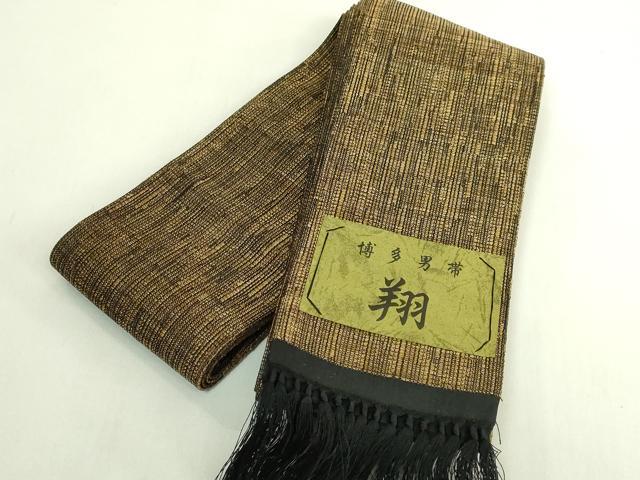 ■■■　サイズ　■■■ 長さ 404cm　幅 10cm程 ■■■　商品詳細　■■■ 【正絹・未使用・未仕立て】 状態は一度も締めておらず 特に目立ったシミ汚れなどもなく大変良い状態です。 黒木織物のブランドである博多織人は 「着る人の欲しい」を叶えるために生まれました。 ～「起源・origin」～ そして「博多の織人・おりびと」に由来するブランドネームは 博多織の源流ともいうべき織物を主体としながらも、 常に「独創的・original」なものづくりを目指す姿勢をあらわしております。 大変上質な極上の逸品になります。 お安く出品致しますので、是非この機会にいかがでしょうか？ ■■■　注意事項　■■■ ■モニター発色の具合により色合いが異なる場合がございます。 ■寸法は多少の誤差が生じる場合がございますのでご了承ください。 ■縫込みの長さが左右非対称の場合は短い部分を記載しております。 左右非対称であってもご返品・お値引き等の保証は出来かねますので、ご了承の上ご購入をお願い致します。 ■シミ等のチェックには注意を払っておりますが、見落としがある場合もございますし、個人の見解も様々ですので神経質な方のご購入はお控えください。 ■箪笥に入っておりました着物や帯なので畳みシワや匂いがあるものもございます。 ■お休みは基本的に土日祝となりますが、その他臨時でお休みする場合がございますのでご了承ください。 ■商品の発送は平日のみの発送となります。 ■夜間と土曜、日曜日はお問い合わせの回答が遅れる場合がございます。 ■当店では、お直し、紋入れ、お手入れ等は承っておりません。 ■生地の状態（ヤケ、経年劣化等）によってはサイズ直しが出来ない場合がございます。 その点もどうかご了承のうえ、ご購入をお願いいたします。 ■弊社で取り扱う商品は一点ものにつき、時期や在庫状況に応じて金額が変更となる場合がございます。 ■検針は行っておりません。予めご了承いただきますようお願いいたします。 ■【洗える着物】と記載のある商品におきましては、商品お届け後に洗濯を行ってしまってからのご返品にはご対応しかねます。 念の為、専門店でのお手入れをお願いいたします。 ■写真に写っている物が全てになります。 それ以外の付属品はございませんのでご了承ください。 ■状態に関する写真につきましては、掲載可能な写真枚数に限りがあるため、 各箇所につき1枚参考画像を掲載しております。 ■着物のサイズ目安は下記を参考ください↓ ＜女性着物＞　お端折り次第で＋5cm　－10cmが着用可能サイズ 　例）身丈170cmの場合、身長160cm～175cm ＜男性着物＞　身丈＋約25cm～27cm程が適応身長 　例）身丈155cmの場合、身長180cm～182cm