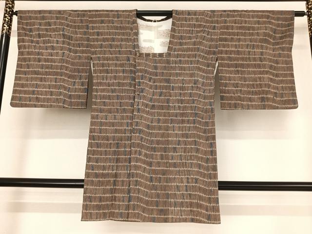 ■■■　サイズ　■■■ 身丈 92cm（肩から） 裄丈 64cm 袖丈 48cm　縫込み 2cm 袖幅 33cm 前幅 20cm 後幅 29.5cm 裄 お袖側 約2cm　身頃側 約4cm ■■■　商品詳細　■■■ 【正絹】 状態は接写画像のように下前・上前おくみ・後身頃・両袖に薄い汚れがございますが その他特に目立ったシミ汚れなどもなく大変良い状態です。 大変上質な逸品になります。 お安く出品致しますので、是非この機会にいかがでしょうか？ ■■■　注意事項　■■■ ■モニター発色の具合により色合いが異なる場合がございます。 ■寸法は多少の誤差が生じる場合がございますのでご了承ください。 ■縫込みの長さが左右非対称の場合は短い部分を記載しております。 左右非対称であってもご返品・お値引き等の保証は出来かねますので、ご了承の上ご購入をお願い致します。 ■シミ等のチェックには注意を払っておりますが、見落としがある場合もございますし、個人の見解も様々ですので神経質な方のご購入はお控えください。 ■箪笥に入っておりました着物や帯なので畳みシワや匂いがあるものもございます。 ■お休みは基本的に土日祝となりますが、その他臨時でお休みする場合がございますのでご了承ください。 ■商品の発送は平日のみの発送となります。 ■夜間と土曜、日曜日はお問い合わせの回答が遅れる場合がございます。 ■当店では、お直し、紋入れ、お手入れ等は承っておりません。 ■生地の状態（ヤケ、経年劣化等）によってはサイズ直しが出来ない場合がございます。 その点もどうかご了承のうえ、ご購入をお願いいたします。 ■弊社で取り扱う商品は一点ものにつき、時期や在庫状況に応じて金額が変更となる場合がございます。 ■検針は行っておりません。予めご了承いただきますようお願いいたします。 ■【洗える着物】と記載のある商品におきましては、商品お届け後に洗濯を行ってしまってからのご返品にはご対応しかねます。 念の為、専門店でのお手入れをお願いいたします。 ■着物のサイズ目安は下記を参考ください↓ ＜女性着物＞　お端折り次第で＋5cm　−1cmが着用可能サイズ 　例）身丈170cmの場合、身長160cm〜175cm ＜男性着物＞　身丈＋約25cm〜27cm程が適応身長 　例）身丈155cmの場合、身長180〜182cm