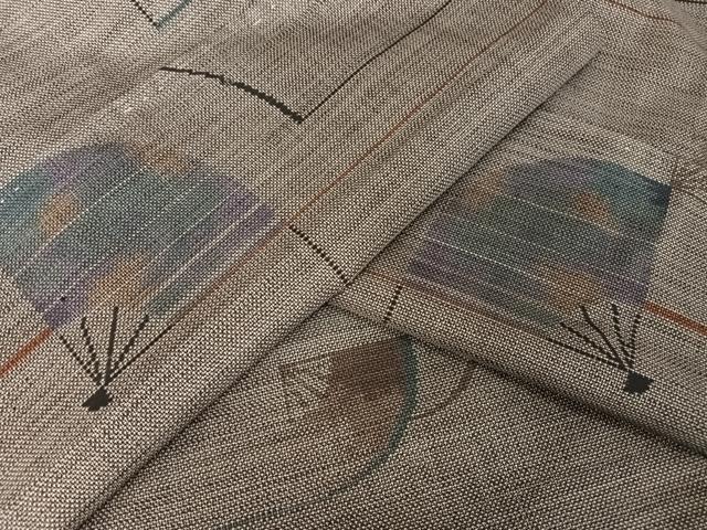 ■■■　サイズ　■■■ 身丈 156cm（肩から） 裄丈 63cm 袖丈 47.5cm　縫込み 2cm 袖幅 32.5cm 前幅 23cm 後幅 29cm 着物縫いこみ 内揚げ 2.5cm 裄 お袖側 約2cm　身頃側 約3cm ■■■　商品詳細　■■■ 【正絹・未使用・バチ衿】 状態は特に目立ったシミ汚れなどもなく大変良い状態です。 大変上質な逸品になります。 お安く出品致しますので、是非この機会にいかがでしょうか？ ■■■　注意事項　■■■ ■モニター発色の具合により色合いが異なる場合がございます。 ■寸法は多少の誤差が生じる場合がございますのでご了承ください。 ■シミ等のチェックには注意を払っておりますが、見落としがある場合もございますし、個人の見解も様々ですので神経質な方のご購入はお控えください。 ■箪笥に入っておりました着物や帯なので畳みシワや匂いがあるものもございます。 ■お休みは基本的に土日祝となりますが、その他臨時でお休みする場合がございますのでご了承ください。 ■商品の発送は平日のみの発送となります。 ■夜間と土曜、日曜日はお問い合わせの回答が遅れる場合がございます。 ■当店では、お直し、紋入れ、お手入れ等は承っておりません。 ■生地の状態（ヤケ、経年劣化等）によってはサイズ直しが出来ない場合がございます。 その点もどうかご了承のうえ、ご購入をお願いいたします。 ■着物のサイズ目安は下記を参考ください↓ ＜女性着物＞　身長-10cm+5cmが着用可能サイズ(お端折り次第) 　例）身長160cmの方→着物身丈150cm〜165cm ＜男性着物＞　身長-27cm ±5cmが着用可能サイズ 　例）身長170cmの方→着物身丈138cm〜148cm