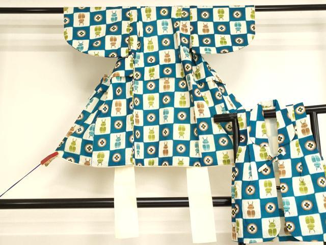 ■■■　サイズ　■■■ 【祝着】 身丈 68.5cm（肩から） 裄丈 38cm（肩上げ　2.5cm） 袖丈 26cm　縫込み 2.5cm 袖幅 26.5cm 前幅 15.5cm 後幅 17.5cm 着物縫いこみ 内揚げ 0cm （腰上げ　7.5cm） 裄 お袖側 約1.5cm　身頃側 約0cm 【羽織】 身丈 47cm（肩から） 裄丈 12cm（肩上げ　2.5cm） 前幅 16cm 後幅 17cm ■■■　商品詳細　■■■ 着物【正絹】・羽織【正絹】のいずれも 状態は特に目立ったシミ汚れなどもなく大変良い状態です。 大変上質な逸品になります。 お安く出品致しますので、是非この機会にいかがでしょうか？ ■■■　注意事項　■■■ ■モニター発色の具合により色合いが異なる場合がございます。 ■寸法は多少の誤差が生じる場合がございますのでご了承ください。 ■縫込みの長さが左右非対称の場合は短い部分を記載しております。 左右非対称であってもご返品・お値引き等の保証は出来かねますので、ご了承の上ご購入をお願い致します。 ■シミ等のチェックには注意を払っておりますが、見落としがある場合もございますし、個人の見解も様々ですので神経質な方のご購入はお控えください。 ■箪笥に入っておりました着物や帯なので畳みシワや匂いがあるものもございます。 ■お休みは基本的に土日祝となりますが、その他臨時でお休みする場合がございますのでご了承ください。 ■商品の発送は平日のみの発送となります。 ■夜間と土曜、日曜日はお問い合わせの回答が遅れる場合がございます。 ■当店では、お直し、紋入れ、お手入れ等は承っておりません。 ■生地の状態（ヤケ、経年劣化等）によってはサイズ直しが出来ない場合がございます。 その点もどうかご了承のうえ、ご購入をお願いいたします。 ■弊社で取り扱う商品は一点ものにつき、時期や在庫状況に応じて金額が変更となる場合がございます。 ■検針は行っておりません。予めご了承いただきますようお願いいたします。 ■【洗える着物】と記載のある商品におきましては、商品お届け後に洗濯を行ってしまってからのご返品にはご対応しかねます。 念の為、専門店でのお手入れをお願いいたします。 ■写真に写っている物が全てになります。それ以外の付属品はございませんのでご了承ください。 ■状態に関する写真につきましては、掲載可能な写真枚数に限りがあるため、各箇所につき1枚参考画像を掲載しております。 ■着物のサイズ目安は下記を参考ください↓ ＜女性着物＞　お端折り次第で＋5cm　－1cmが着用可能サイズ 　例）身丈170cmの場合、身長160cm～175cm ＜男性着物＞　身丈＋約25cm～27cm程が適応身長 　例）身丈155cmの場合、身長180～182cm