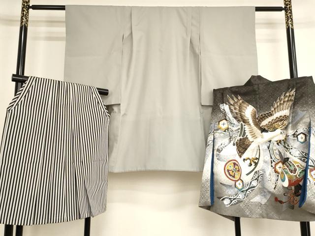 ■■■　サイズ　■■■ 【祝着】 身丈 90.5cm（肩から） 裄丈 50cm（肩上げ　2cm） 袖丈 56cm　縫込み 3cm 袖幅 30cm 前幅 18cm 後幅 25cm 着物縫いこみ 内揚げ 0cm （腰上げ　0cm） 裄 お袖側 約2cm　身頃側 約1cm 【羽織】 身丈 60cm（肩から） 裄丈 50cm（肩上げ　2.5cm） 袖丈 56.5cm　縫込み 2cm 袖幅 30cm 前幅 18cm 後幅 25cm （腰上げ　0cm） 裄 お袖側 約2.5cm　身頃側 約1cm 【袴】 紐下　約　63cm ■■■　商品詳細　■■■ 着物【化繊】の状態は特に目立ったシミ汚れなどもなく大変良い状態です。 羽織【化繊】の状態は特に目立ったシミ汚れなどもなく大変良い状態です。 袴【化繊】の状態は接写画像のようにヘラにペン書きがございますが その他特に目立ったシミ汚れなどもなく大変良い状態です。 お安く出品致しますので、是非この機会にいかがでしょうか？ ■■■　注意事項　■■■ ■モニター発色の具合により色合いが異なる場合がございます。 ■寸法は多少の誤差が生じる場合がございますのでご了承ください。 ■縫込みの長さが左右非対称の場合は短い部分を記載しております。 左右非対称であってもご返品・お値引き等の保証は出来かねますので、ご了承の上ご購入をお願い致します。 ■シミ等のチェックには注意を払っておりますが、見落としがある場合もございますし、個人の見解も様々ですので神経質な方のご購入はお控えください。 ■箪笥に入っておりました着物や帯なので畳みシワや匂いがあるものもございます。 ■お休みは基本的に土日祝となりますが、その他臨時でお休みする場合がございますのでご了承ください。 ■商品の発送は平日のみの発送となります。 ■夜間と土曜、日曜日はお問い合わせの回答が遅れる場合がございます。 ■当店では、お直し、紋入れ、お手入れ等は承っておりません。 ■生地の状態（ヤケ、経年劣化等）によってはサイズ直しが出来ない場合がございます。 その点もどうかご了承のうえ、ご購入をお願いいたします。 ■弊社で取り扱う商品は一点ものにつき、時期や在庫状況に応じて金額が変更となる場合がございます。 ■検針は行っておりません。予めご了承いただきますようお願いいたします。 ■【洗える着物】と記載のある商品におきましては、商品お届け後に洗濯を行ってしまってからのご返品にはご対応しかねます。 念の為、専門店でのお手入れをお願いいたします。 ■写真に写っている物が全てになります。それ以外の付属品はございませんのでご了承ください。 ■状態に関する写真につきましては、掲載可能な写真枚数に限りがあるため、各箇所につき1枚参考画像を掲載しております。 ■着物のサイズ目安は下記を参考ください↓ ＜女性着物＞　お端折り次第で＋5cm　−1cmが着用可能サイズ 　例）身丈170cmの場合、身長160cm〜175cm ＜男性着物＞　身丈＋約25cm〜27cm程が適応身長 　例）身丈155cmの場合、身長180〜182cm