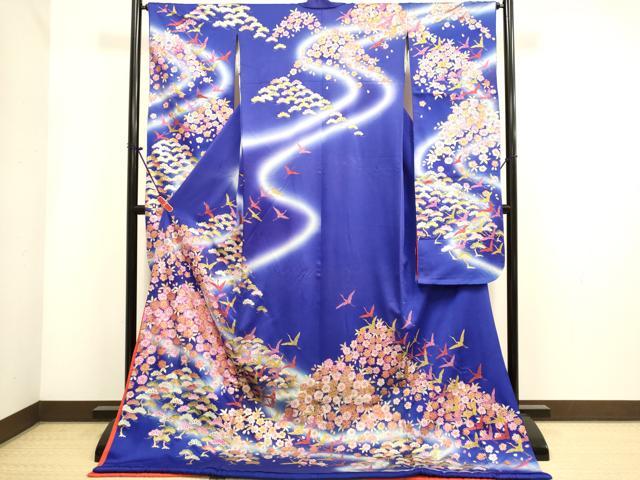 ■■■　サイズ　■■■ 身丈 186cm（肩から） 裄丈 64cm 袖丈 105.5cm　縫込み 4.5cm 袖幅 32.5cm 前幅 24cm 後幅 31cm 着物縫いこみ 内揚げ 0cm 裄 お袖側 約1cm　身頃側 約2cm ■■■　商品詳細　■■■ 【正絹】 状態は接写画像のように表地所々・衿山・衿裏・比翼衿に薄い汚れがございます。 大変上質な逸品になりますのでぜひお手入れをされてお召しになられてはいかがでしょうか。 お安く出品致しますので、是非この機会にいかがでしょうか？ ■■■　注意事項　■■■ ■モニター発色の具合により色合いが異なる場合がございます。 ■寸法は多少の誤差が生じる場合がございますのでご了承ください。 ■縫込みの長さが左右非対称の場合は短い部分を記載しております。 左右非対称であってもご返品・お値引き等の保証は出来かねますので、ご了承の上ご購入をお願い致します。 ■シミ等のチェックには注意を払っておりますが、見落としがある場合もございますし、個人の見解も様々ですので神経質な方のご購入はお控えください。 ■箪笥に入っておりました着物や帯なので畳みシワや匂いがあるものもございます。 ■お休みは基本的に土日祝となりますが、その他臨時でお休みする場合がございますのでご了承ください。 ■商品の発送は平日のみの発送となります。 ■夜間と土曜、日曜日はお問い合わせの回答が遅れる場合がございます。 ■当店では、お直し、紋入れ、お手入れ等は承っておりません。 ■生地の状態（ヤケ、経年劣化等）によってはサイズ直しが出来ない場合がございます。 その点もどうかご了承のうえ、ご購入をお願いいたします。 ■弊社で取り扱う商品は一点ものにつき、時期や在庫状況に応じて金額が変更となる場合がございます。 ■検針は行っておりません。予めご了承いただきますようお願いいたします。 ■【洗える着物】と記載のある商品におきましては、商品お届け後に洗濯を行ってしまってからのご返品にはご対応しかねます。 念の為、専門店でのお手入れをお願いいたします。 ■写真に写っている物が全てになります。それ以外の付属品はございませんのでご了承ください。 ■状態に関する写真につきましては、掲載可能な写真枚数に限りがあるため、各箇所につき1枚参考画像を掲載しております。 ■着物のサイズ目安は下記を参考ください↓ ＜女性着物＞　お端折り次第で＋5cm　−1cmが着用可能サイズ 　例）身丈170cmの場合、身長160cm〜175cm ＜男性着物＞　身丈＋約25cm〜27cm程が適応身長 　例）身丈155cmの場合、身長180〜182cm