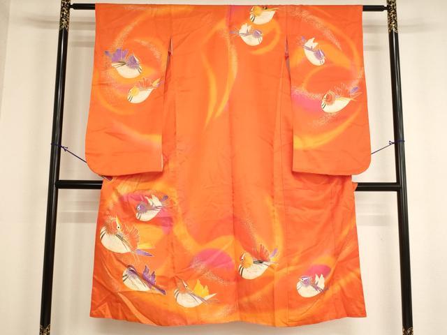 ■■■　サイズ　■■■ 【祝着】 身丈 135.5cm（肩から） 裄丈 55.5cm（肩上げ　0cm） 袖丈 75cm　縫込み 1.5cm 袖幅 31.5cm 前幅 19cm 後幅 25cm 着物縫いこみ 内揚げ 0cm （腰上げ　0cm） 裄 お袖側 約2.5cm　身頃側 約1cm ■■■　商品詳細　■■■ 着物【化繊】の状態は接写画像のように上前おくみ・上前・両袖・衿山・八掛に汚れがございますが その他特に目立ったシミ汚れなどもなく大変良い状態です。 お安く出品致しますので、是非この機会にいかがでしょうか？ ※若干たたみシワがございます。 ■■■　注意事項　■■■ ■モニター発色の具合により色合いが異なる場合がございます。 ■寸法は多少の誤差が生じる場合がございますのでご了承ください。 ■縫込みの長さが左右非対称の場合は短い部分を記載しております。 左右非対称であってもご返品・お値引き等の保証は出来かねますので、ご了承の上ご購入をお願い致します。 ■シミ等のチェックには注意を払っておりますが、見落としがある場合もございますし、個人の見解も様々ですので神経質な方のご購入はお控えください。 ■箪笥に入っておりました着物や帯なので畳みシワや匂いがあるものもございます。 ■お休みは基本的に土日祝となりますが、その他臨時でお休みする場合がございますのでご了承ください。 ■商品の発送は平日のみの発送となります。 ■夜間と土曜、日曜日はお問い合わせの回答が遅れる場合がございます。 ■当店では、お直し、紋入れ、お手入れ等は承っておりません。 ■生地の状態（ヤケ、経年劣化等）によってはサイズ直しが出来ない場合がございます。 その点もどうかご了承のうえ、ご購入をお願いいたします。 ■弊社で取り扱う商品は一点ものにつき、時期や在庫状況に応じて金額が変更となる場合がございます。 ■検針は行っておりません。予めご了承いただきますようお願いいたします。 ■【洗える着物】と記載のある商品におきましては、商品お届け後に洗濯を行ってしまってからのご返品にはご対応しかねます。 念の為、専門店でのお手入れをお願いいたします。 ■写真に写っている物が全てになります。それ以外の付属品はございませんのでご了承ください。 ■状態に関する写真につきましては、掲載可能な写真枚数に限りがあるため、各箇所につき1枚参考画像を掲載しております。 ■着物のサイズ目安は下記を参考ください↓ ＜女性着物＞　お端折り次第で＋5cm　－1cmが着用可能サイズ 　例）身丈170cmの場合、身長160cm～175cm ＜男性着物＞　身丈＋約25cm～27cm程が適応身長 　例）身丈155cmの場合、身長180～182cm