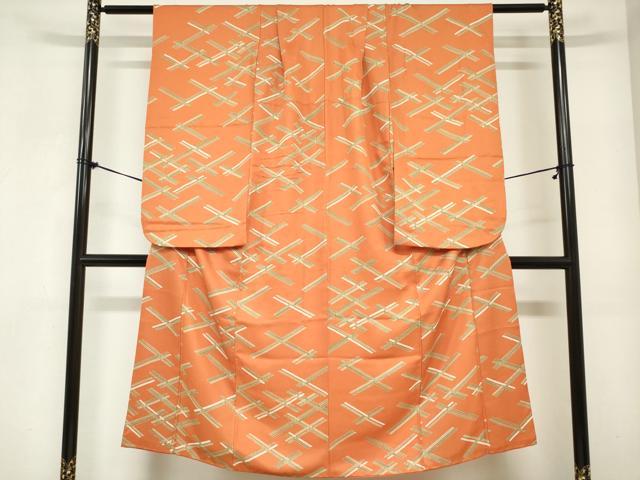■■■　サイズ　■■■ 【祝着】 身丈 139.5cm（肩から） 裄丈 51.5cm（肩上げ　4cm） 袖丈 75.5cm　縫込み 4cm 袖幅 32.5cm 前幅 19cm 後幅 25.5cm 着物縫いこみ 内揚げ 11cm （腰上げ　0cm） 裄 お袖側 約3cm　身頃側 約0cm ■■■　商品詳細　■■■ 【正絹】 状態は接写画像のように後身頃に薄い汚れがございますが その他特に目立ったシミ汚れなどもなく大変良い状態です。 大変上質な逸品になります。 お安く出品致しますので、是非この機会にいかがでしょうか？ ■■■　注意事項　■■■ ■モニター発色の具合により色合いが異なる場合がございます。 ■寸法は多少の誤差が生じる場合がございますのでご了承ください。 ■縫込みの長さが左右非対称の場合は短い部分を記載しております。 左右非対称であってもご返品・お値引き等の保証は出来かねますので、ご了承の上ご購入をお願い致します。 ■シミ等のチェックには注意を払っておりますが、見落としがある場合もございますし、個人の見解も様々ですので神経質な方のご購入はお控えください。 ■箪笥に入っておりました着物や帯なので畳みシワや匂いがあるものもございます。 ■お休みは基本的に土日祝となりますが、その他臨時でお休みする場合がございますのでご了承ください。 ■商品の発送は平日のみの発送となります。 ■夜間と土曜、日曜日はお問い合わせの回答が遅れる場合がございます。 ■当店では、お直し、紋入れ、お手入れ等は承っておりません。 ■生地の状態（ヤケ、経年劣化等）によってはサイズ直しが出来ない場合がございます。 その点もどうかご了承のうえ、ご購入をお願いいたします。 ■弊社で取り扱う商品は一点ものにつき、時期や在庫状況に応じて金額が変更となる場合がございます。 ■検針は行っておりません。予めご了承いただきますようお願いいたします。 ■【洗える着物】と記載のある商品におきましては、商品お届け後に洗濯を行ってしまってからのご返品にはご対応しかねます。 念の為、専門店でのお手入れをお願いいたします。 ■写真に写っている物が全てになります。それ以外の付属品はございませんのでご了承ください。 ■状態に関する写真につきましては、掲載可能な写真枚数に限りがあるため、各箇所につき1枚参考画像を掲載しております。 ■着物のサイズ目安は下記を参考ください↓ ＜女性着物＞　お端折り次第で＋5cm　−1cmが着用可能サイズ 　例）身丈170cmの場合、身長160cm〜175cm ＜男性着物＞　身丈＋約25cm〜27cm程が適応身長 　例）身丈155cmの場合、身長180〜182cm